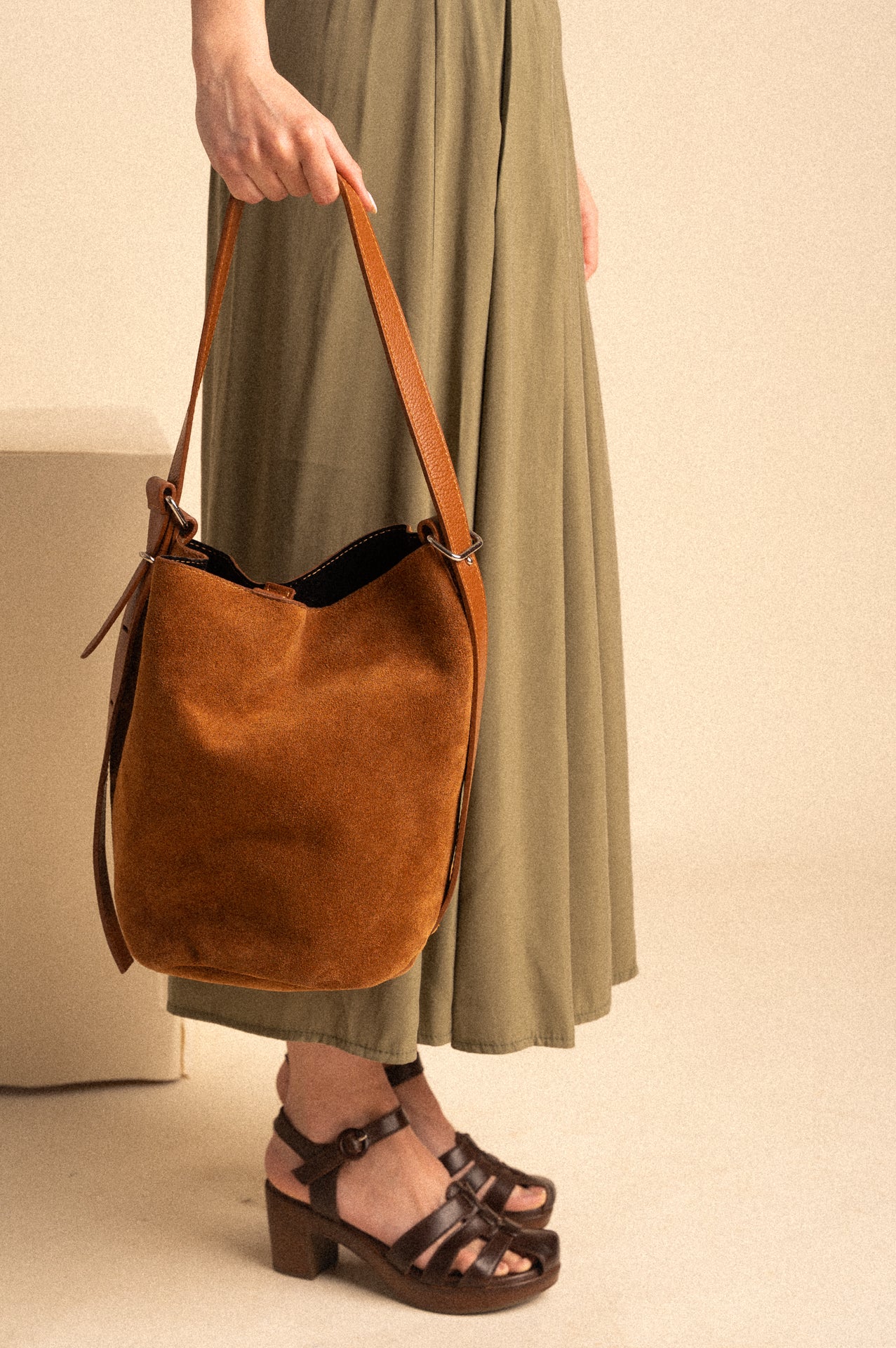 Borsa Secchiello Tribeca – Pelle Camoscio Tabacco con Tracolla Regolabile