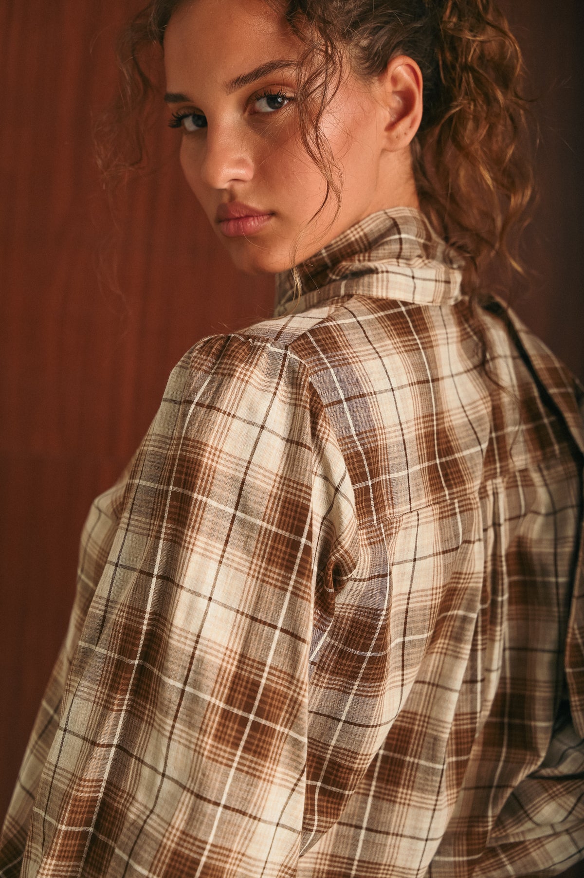 Camicia donna a quadri con colletto lavallière e bottoni