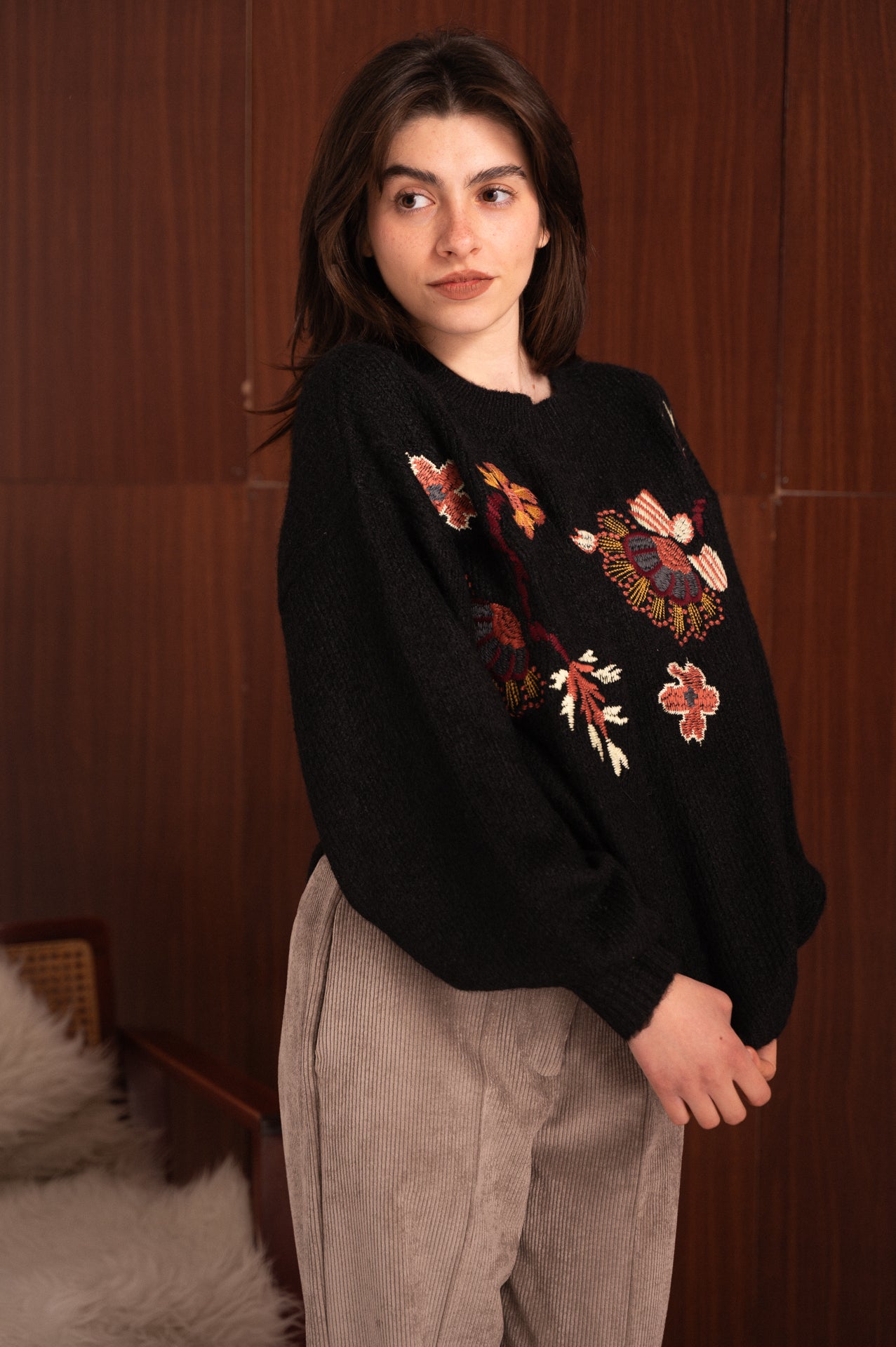 Maglione nero donna con ricami floreali