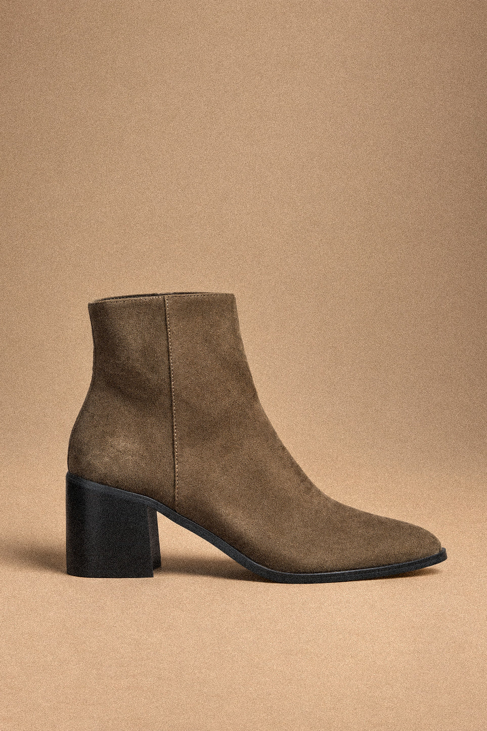 Stivaletto ankle boot in taupe camoscio con tacco