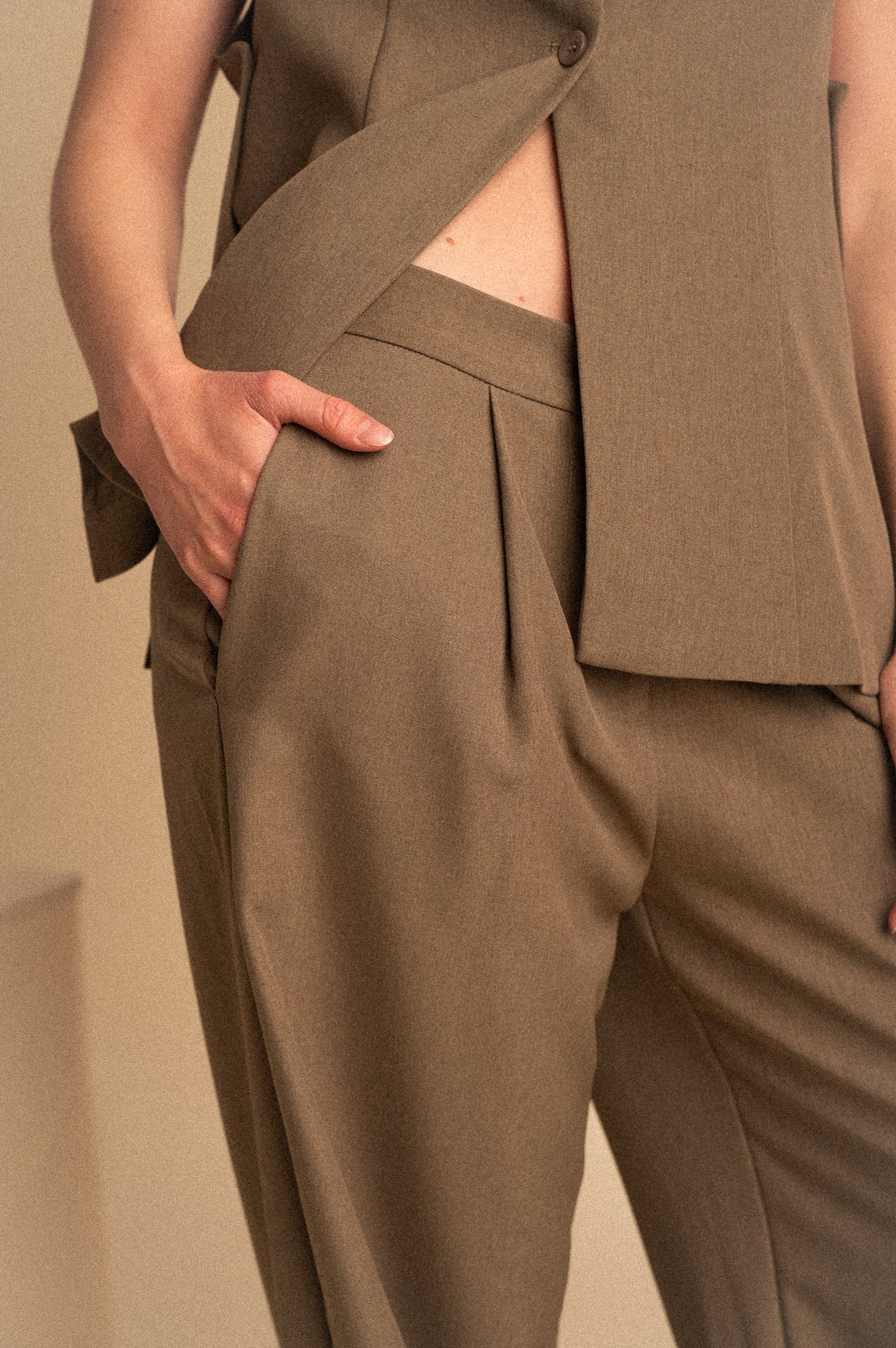 Completo Ardisia Donna Kaki con Gilet Sartoriale Over
