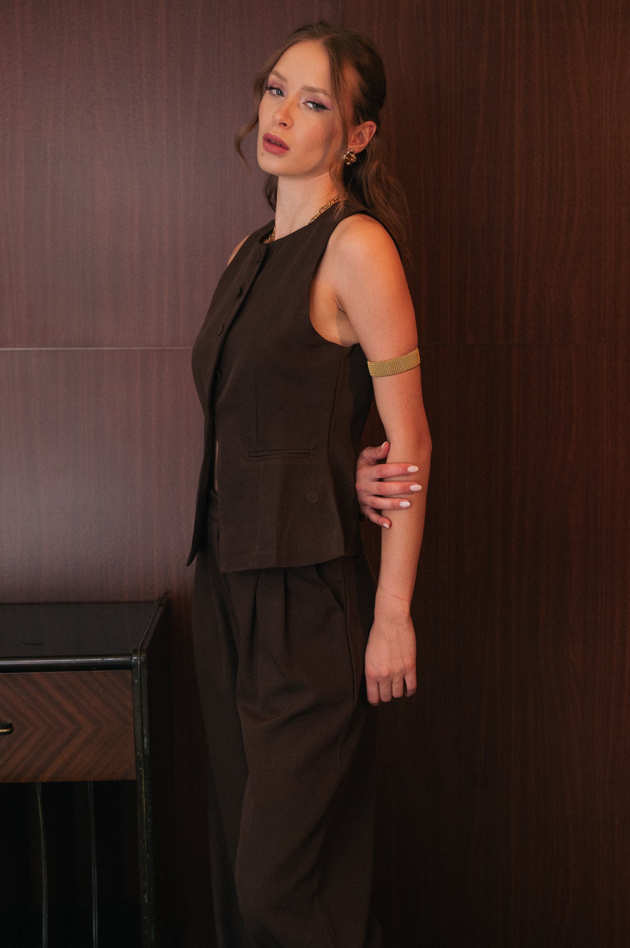 Gilet marrone con bottoni