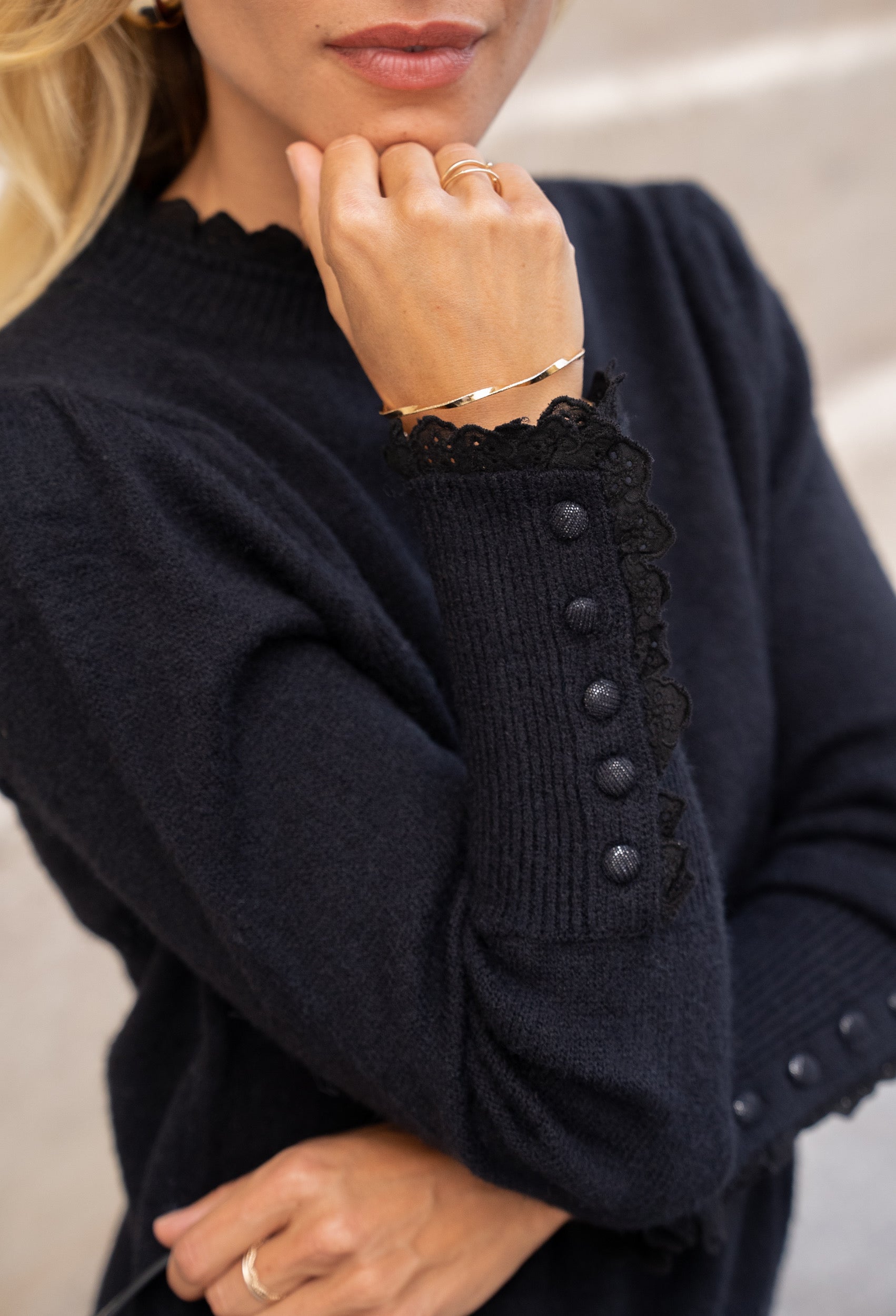 Maglia Donna Nera Modello Camille | Collo e Polsi in Pizzo | Misto Lana Morbido