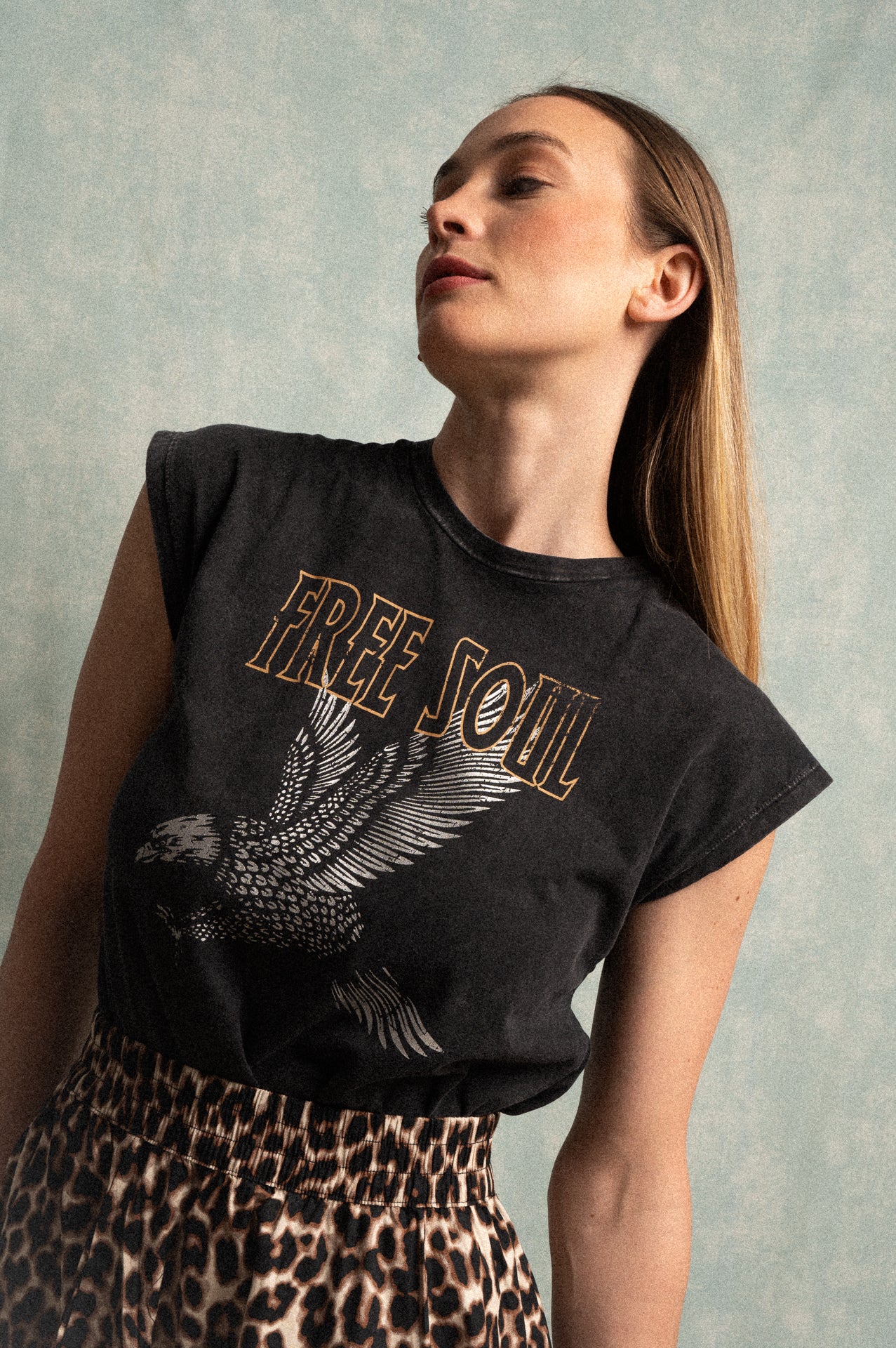 T-shirt smanicata nera con stampa