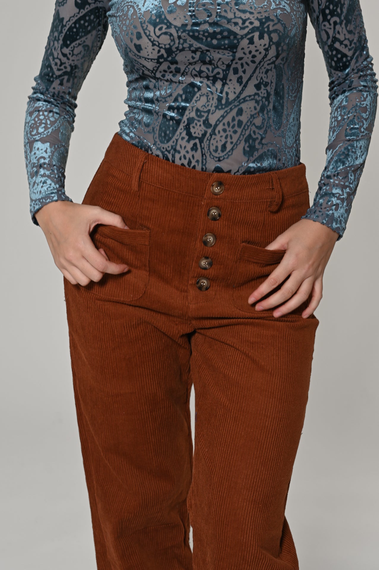 Trousers in velluto color brique