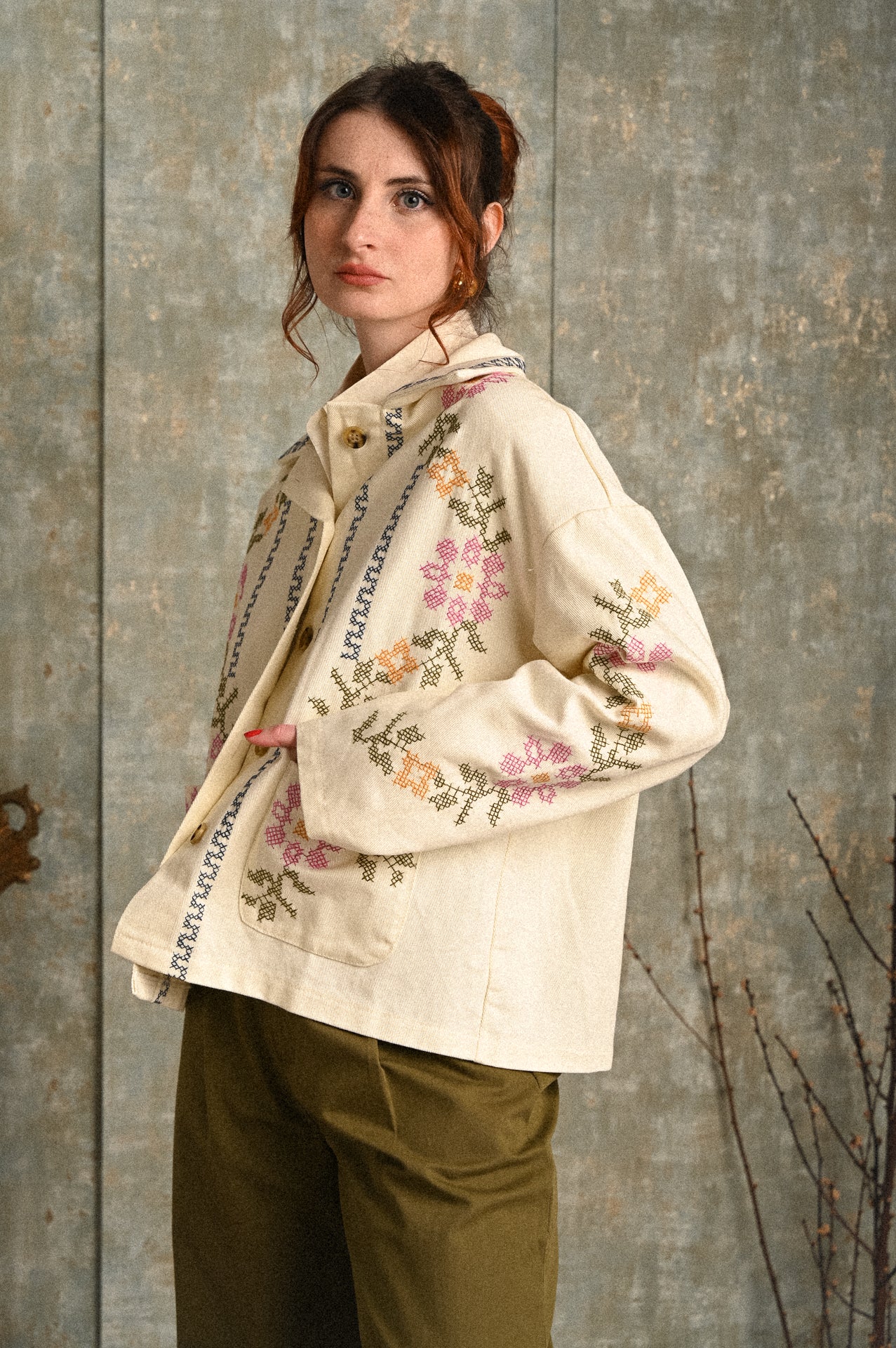 Giacca Caprifoglio ricamata beige donna – cotone 100% con motivo floreale pixellato