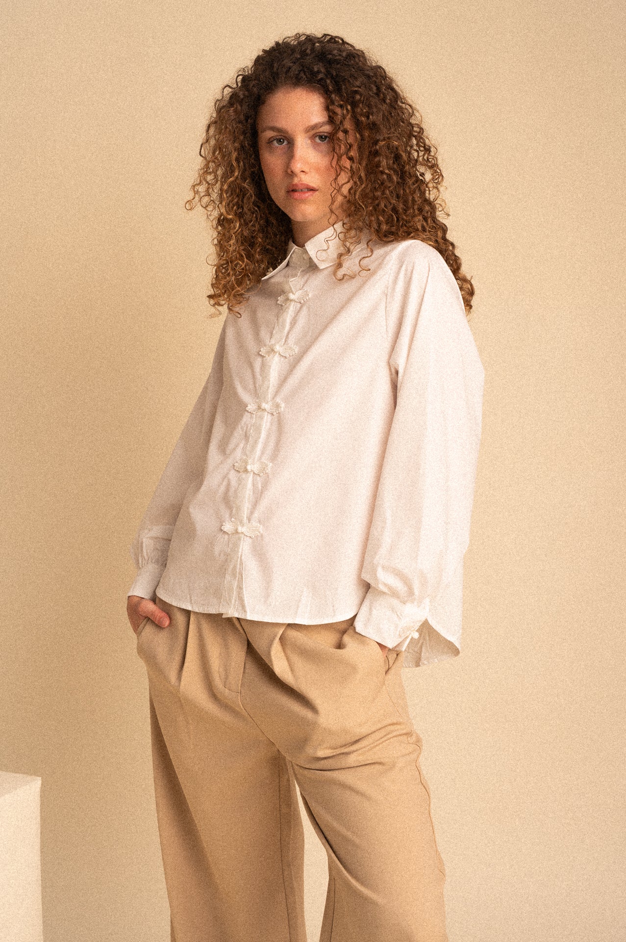 Camicia Donna Bianca in Cotone con Chiusura Nodi Cinesi e Dettagli Ricamati