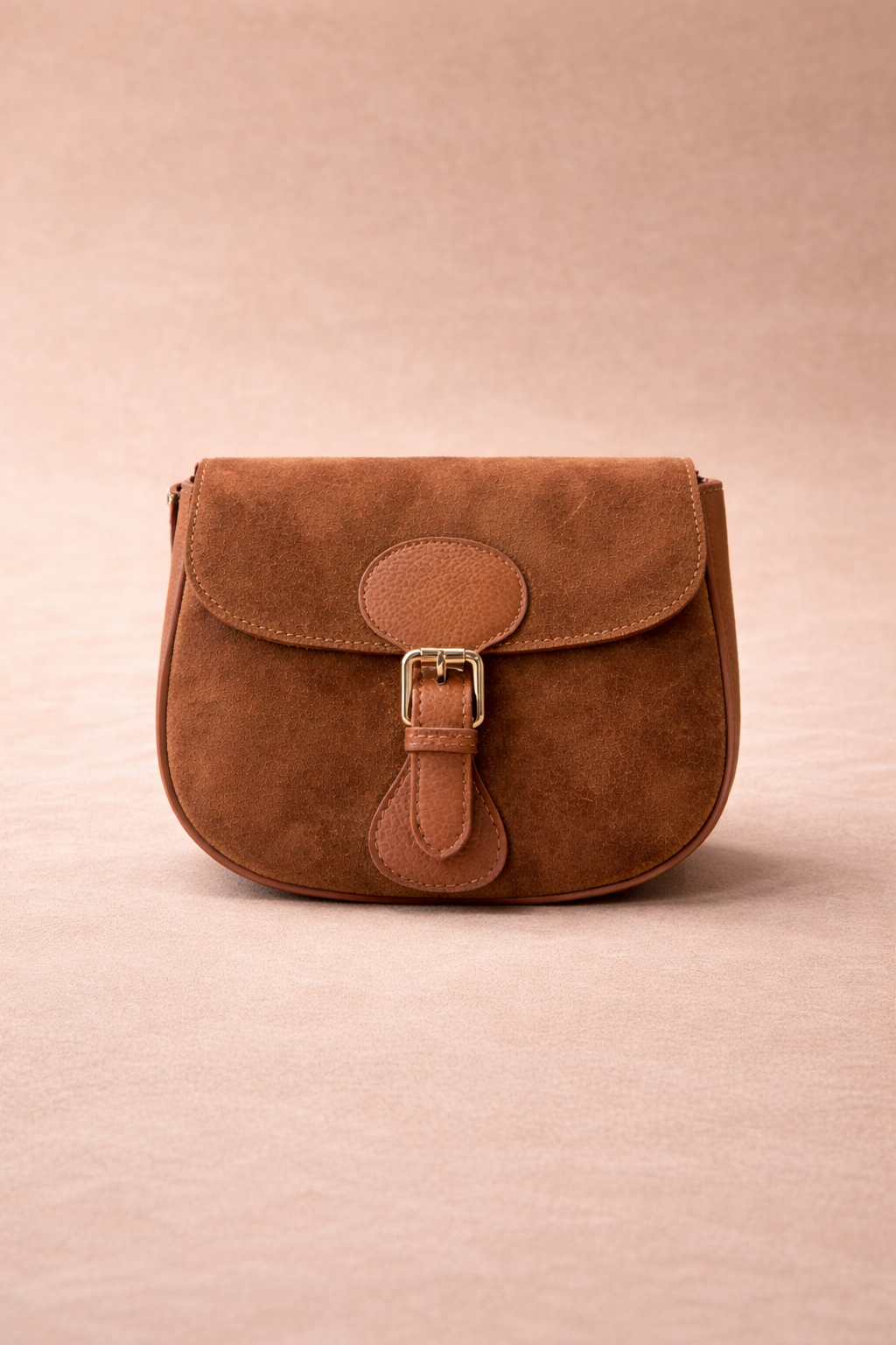 Borsa a tracolla in pelle e camoscio marrone Made in Italy vista frontale
	•	Dettaglio laterale borsa in pelle marrone con struttura compatta
	•	Retro borsa in pelle e camoscio Made in Italy
	•	Dettaglio chiusura magnetica borsa pelle marrone
	•	Interno borsa con tasca zip
