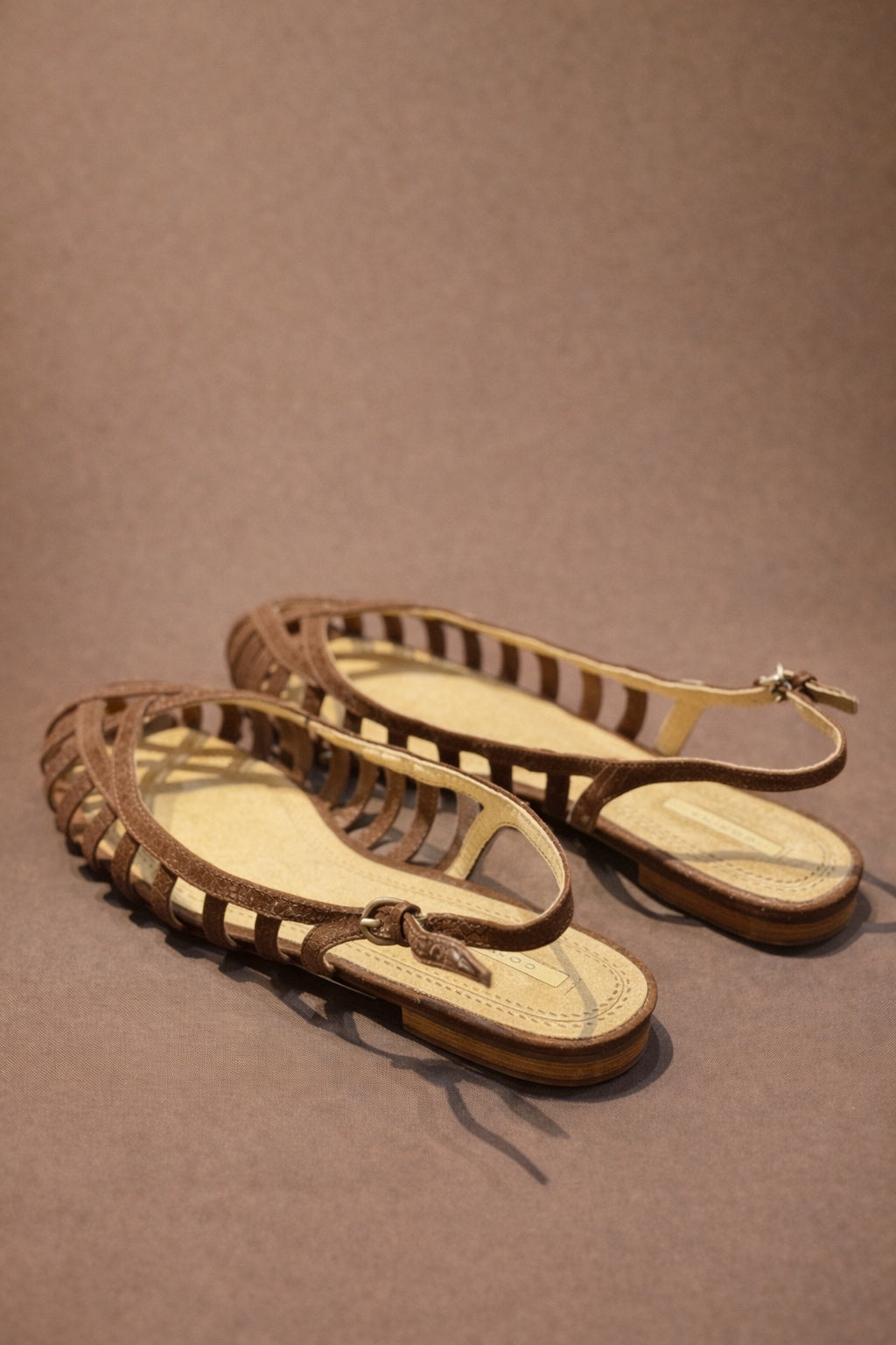 Sandali Intrecciati Marrone con Cinturino – Flat Cage in Ecopelle Effetto Morbido
