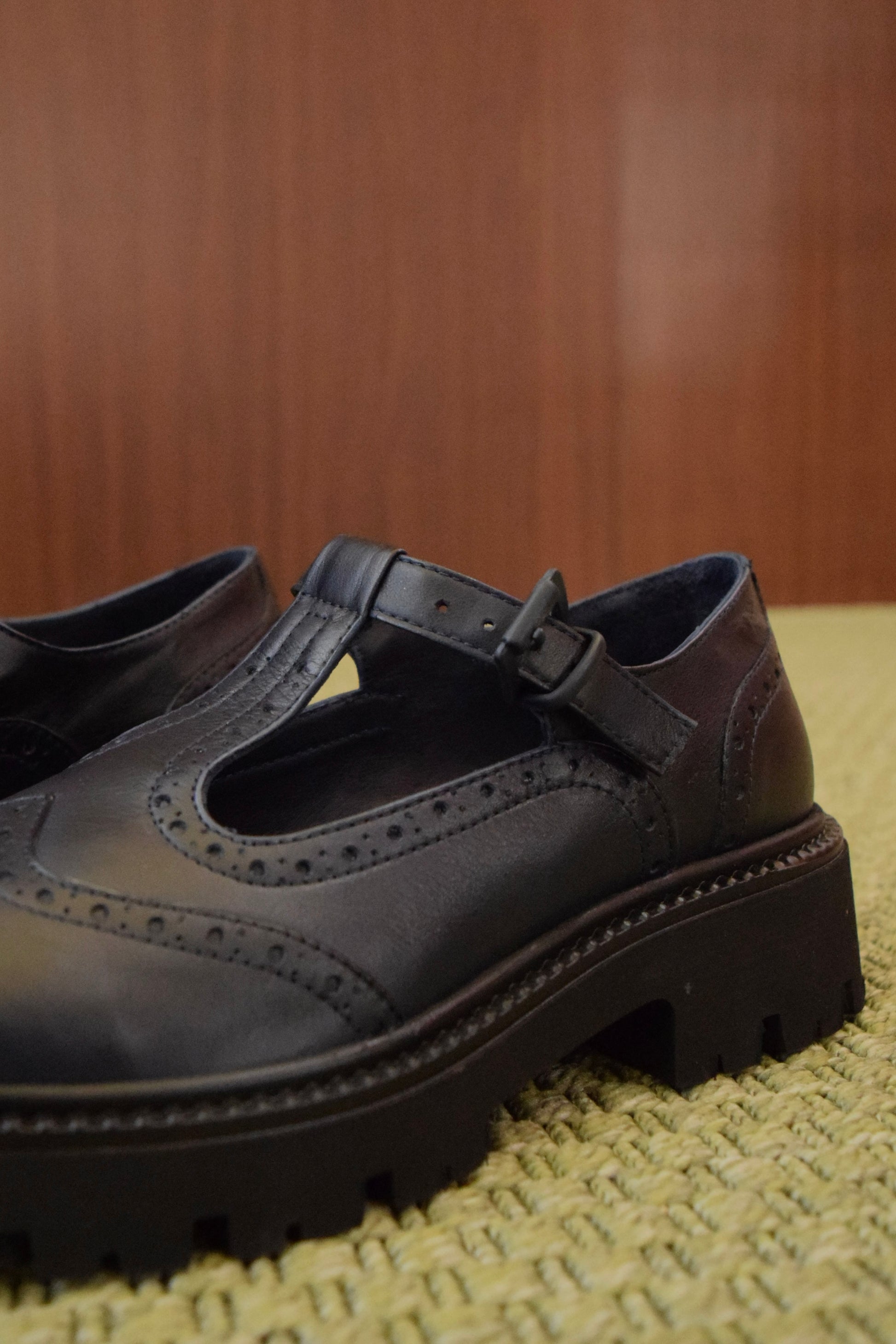 Scarpe Donna T-Bar in Pelle blu notte Brogue con Suola Carrarmato Chunky