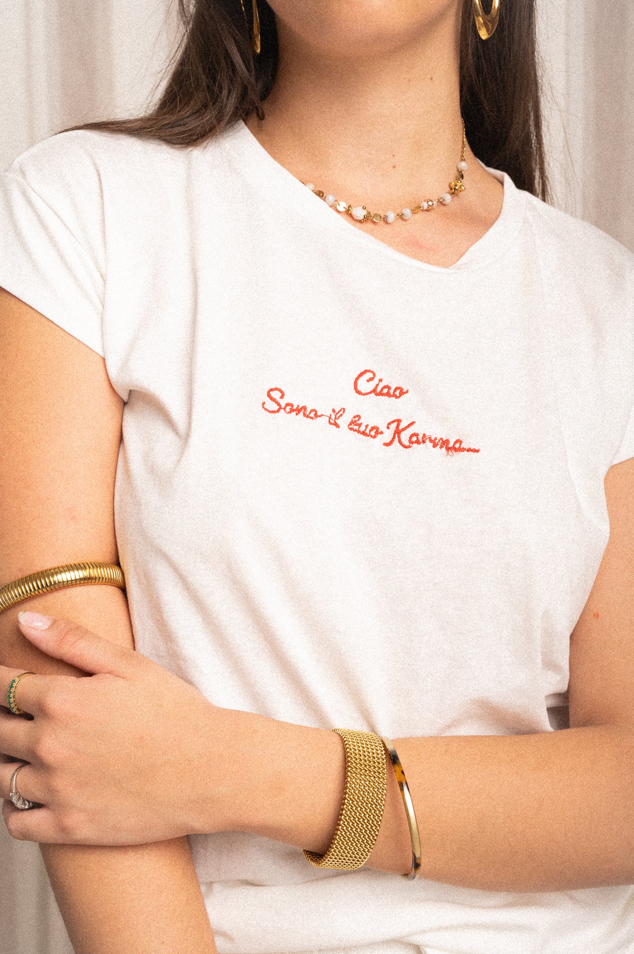 T-shirt bianca con scritta ricamata