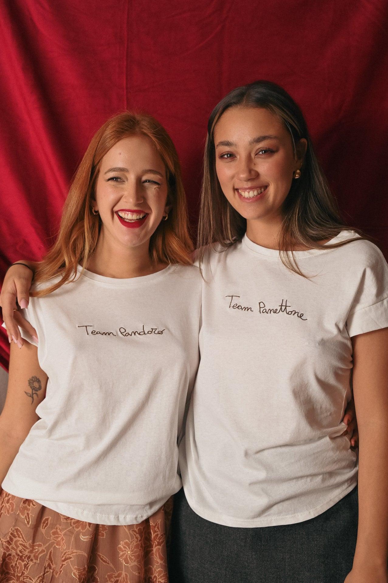 T-shirt bianca con scritta ricamata in filo marrone Team pandoro - panettone