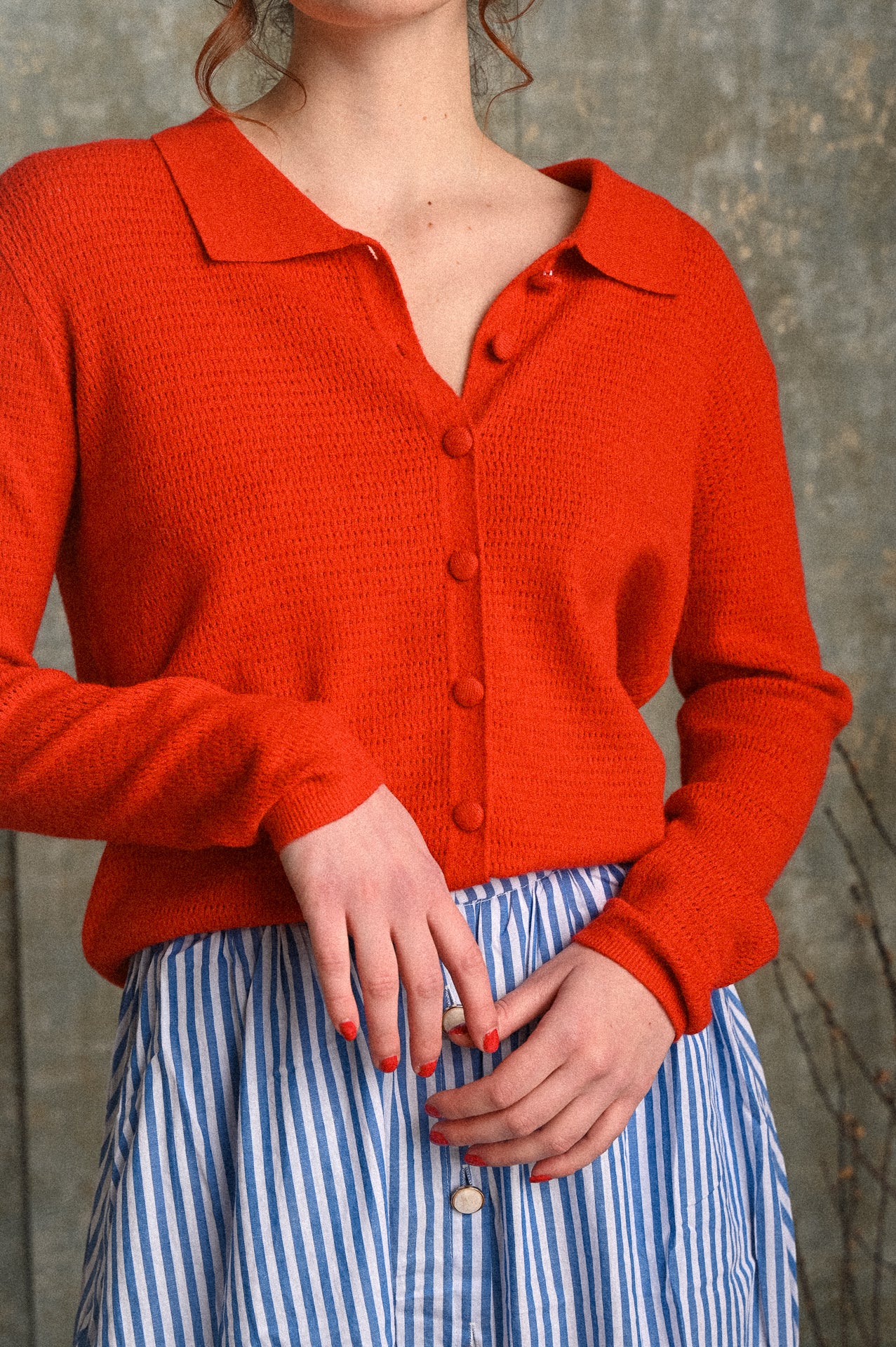 Cardigan Melograno rosso con colletto polo e lavorazione traforata