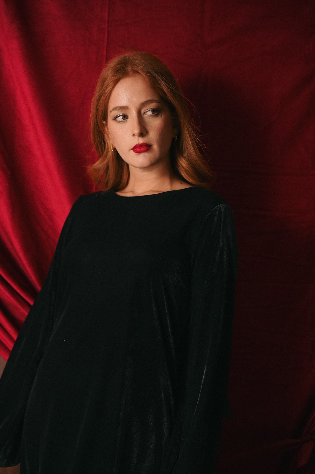 Abito nero in velluto con fiocco