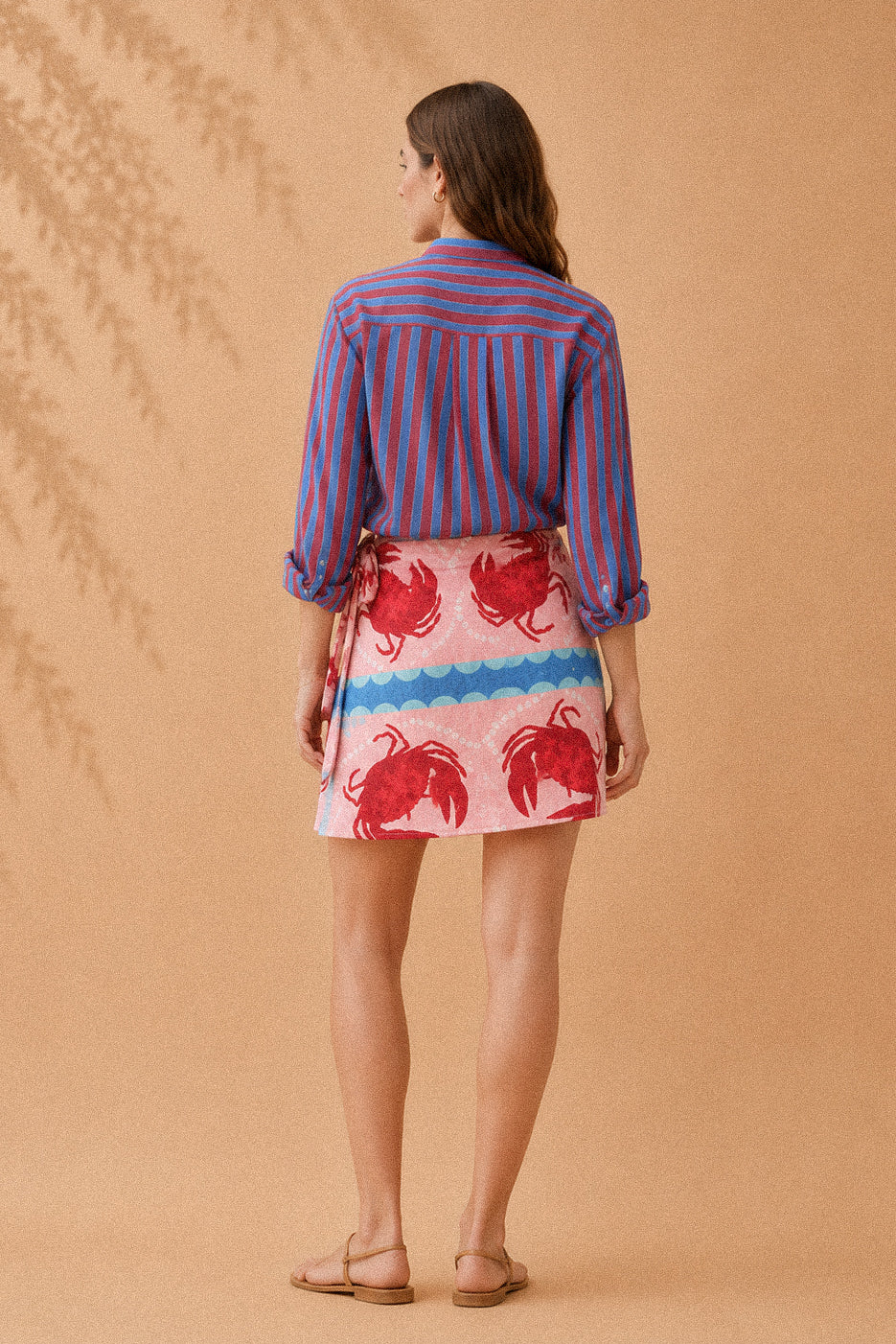 Camicia collo coreano a righe rosse e azzurre in Lyocell