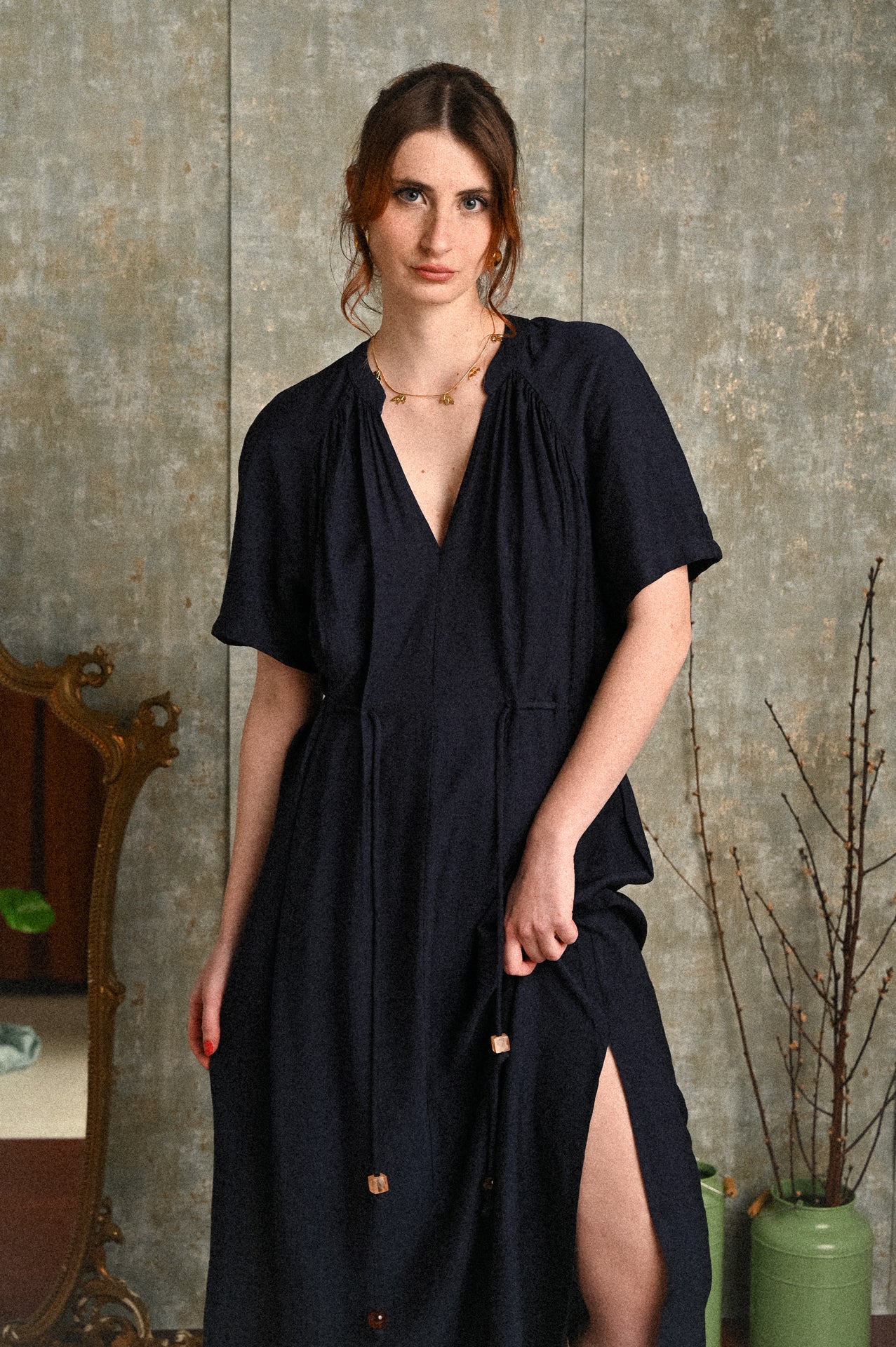 Abito lungo blu fluido con laccio regolabile in vita – vestibilità Soft Flow