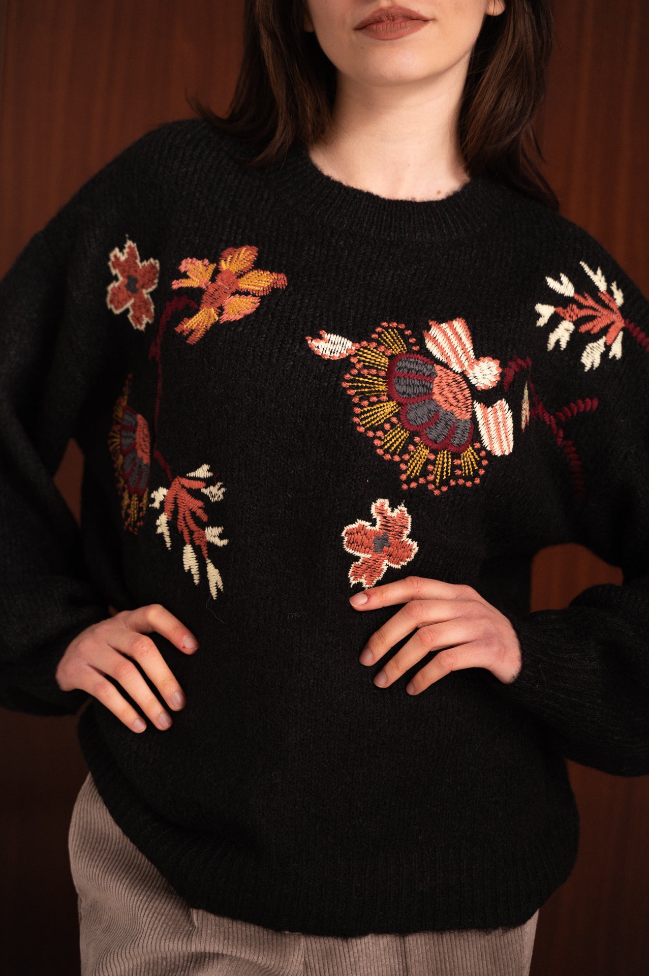 Maglione nero donna con ricami floreali