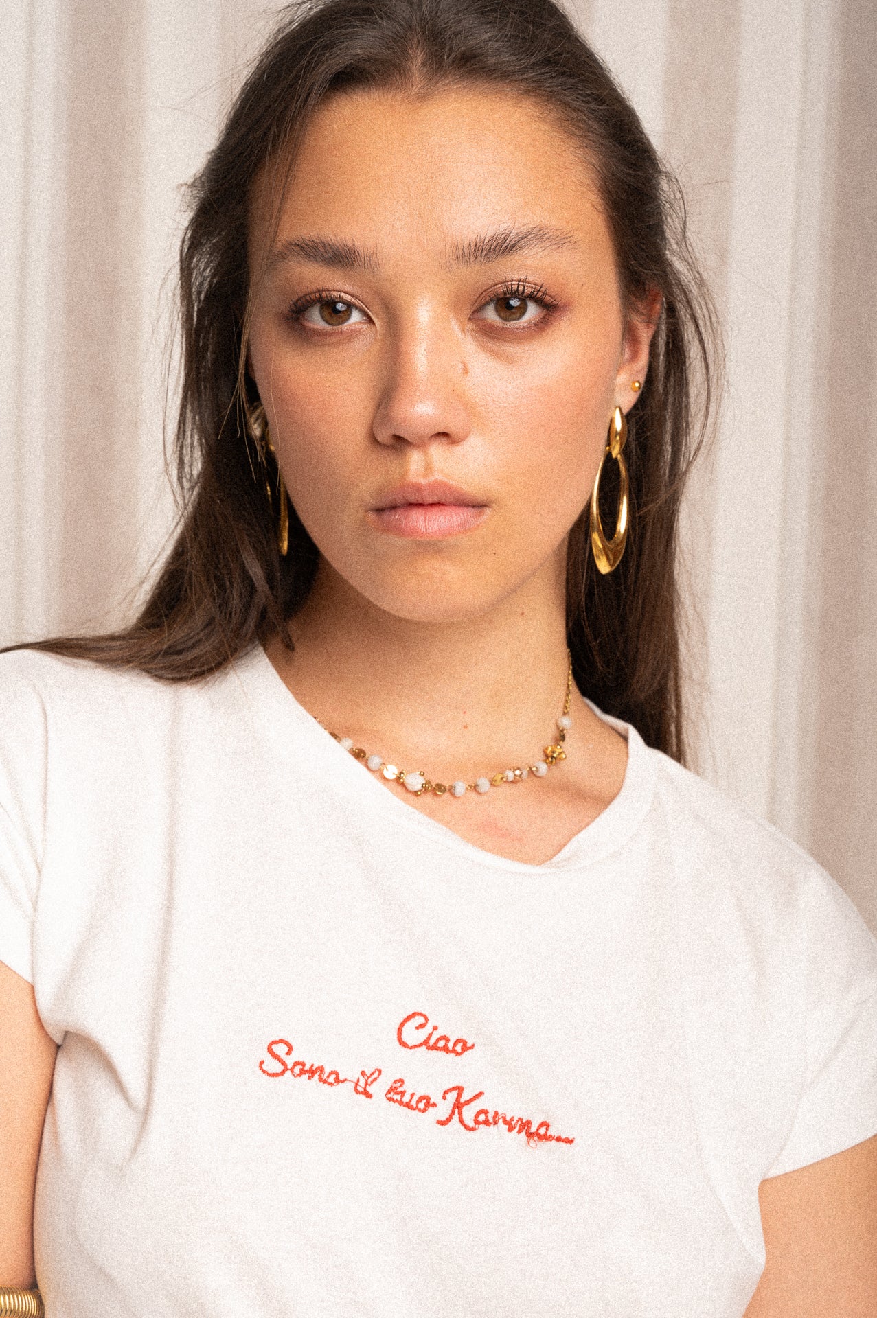 T-shirt bianca con scritta ricamata