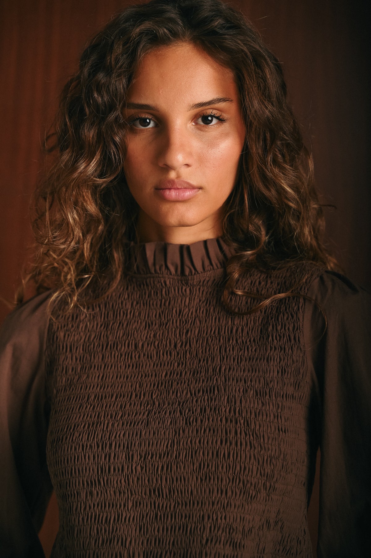 Blusa Donna marrone con Corpino Arricciato e Maniche Voluminose