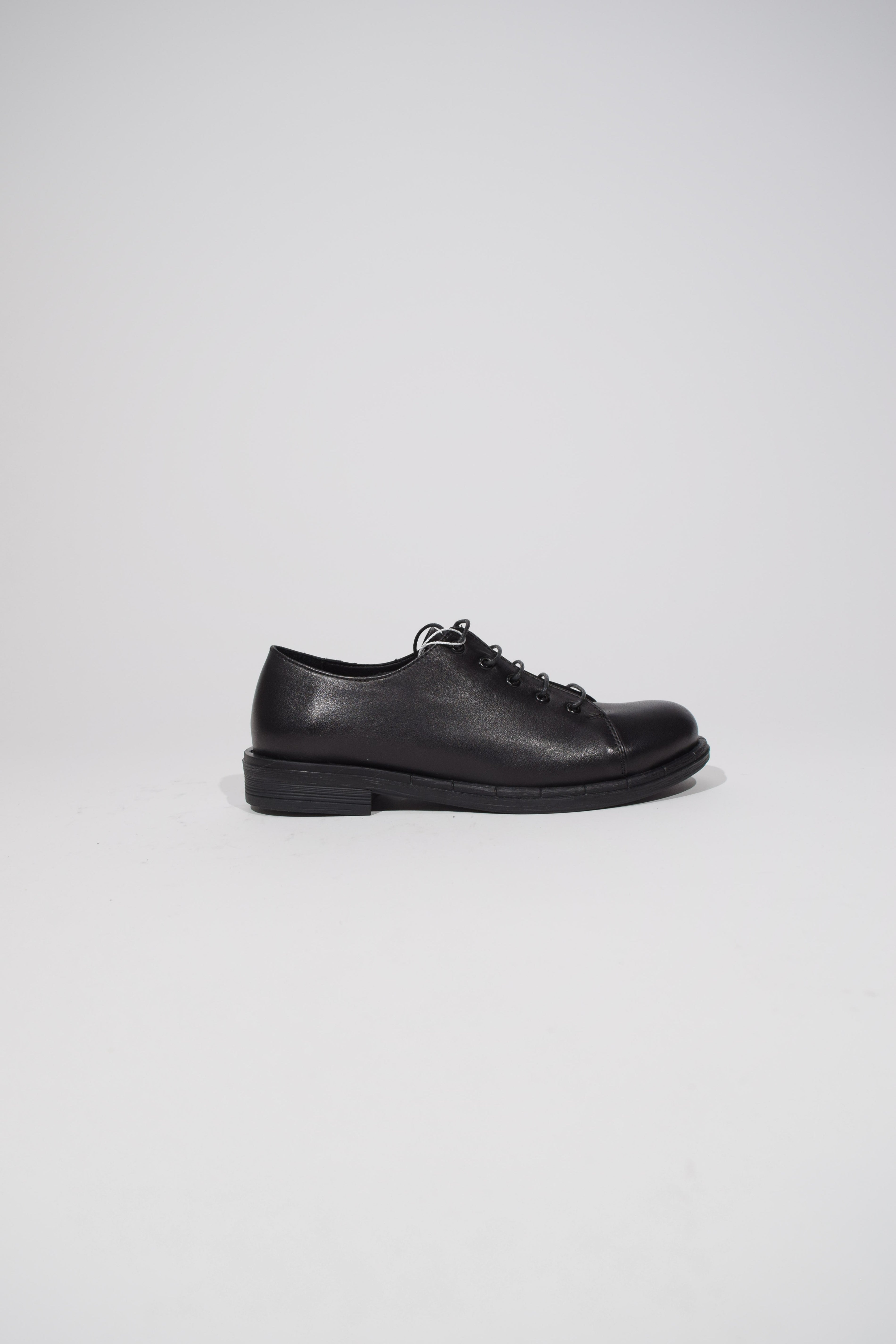 Black leather lace-up loafer