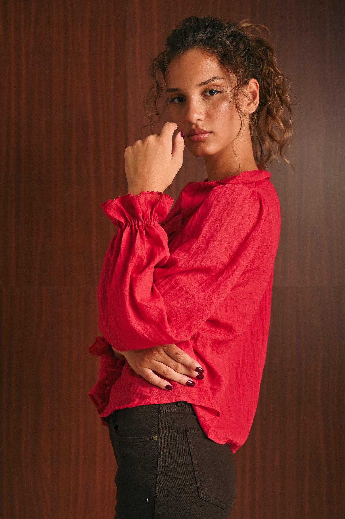 Blusa Donna Rossa in 100% Cotone con Scollo a V e Volant