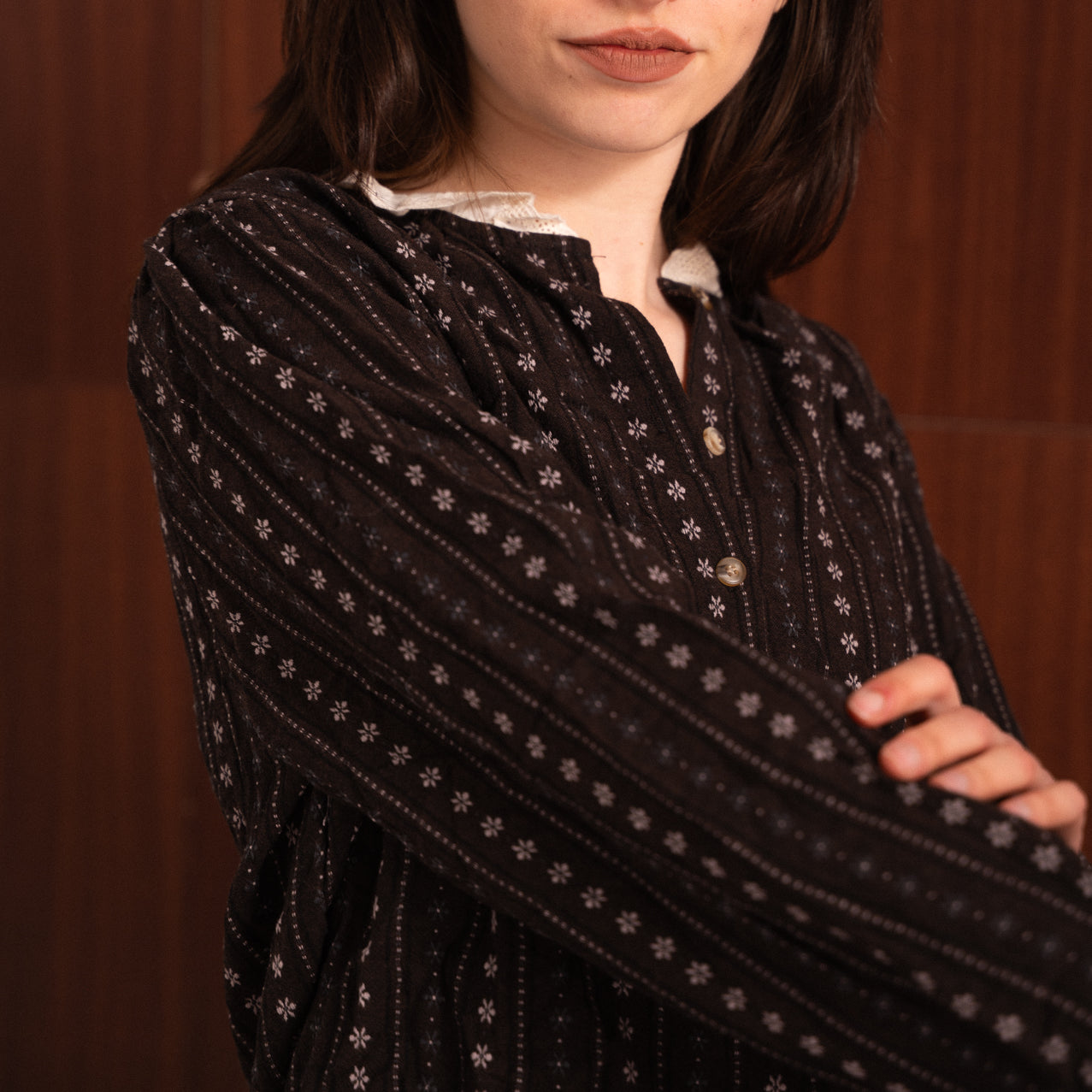 Camicia marrone donna con ricami delicati e colletto romantico