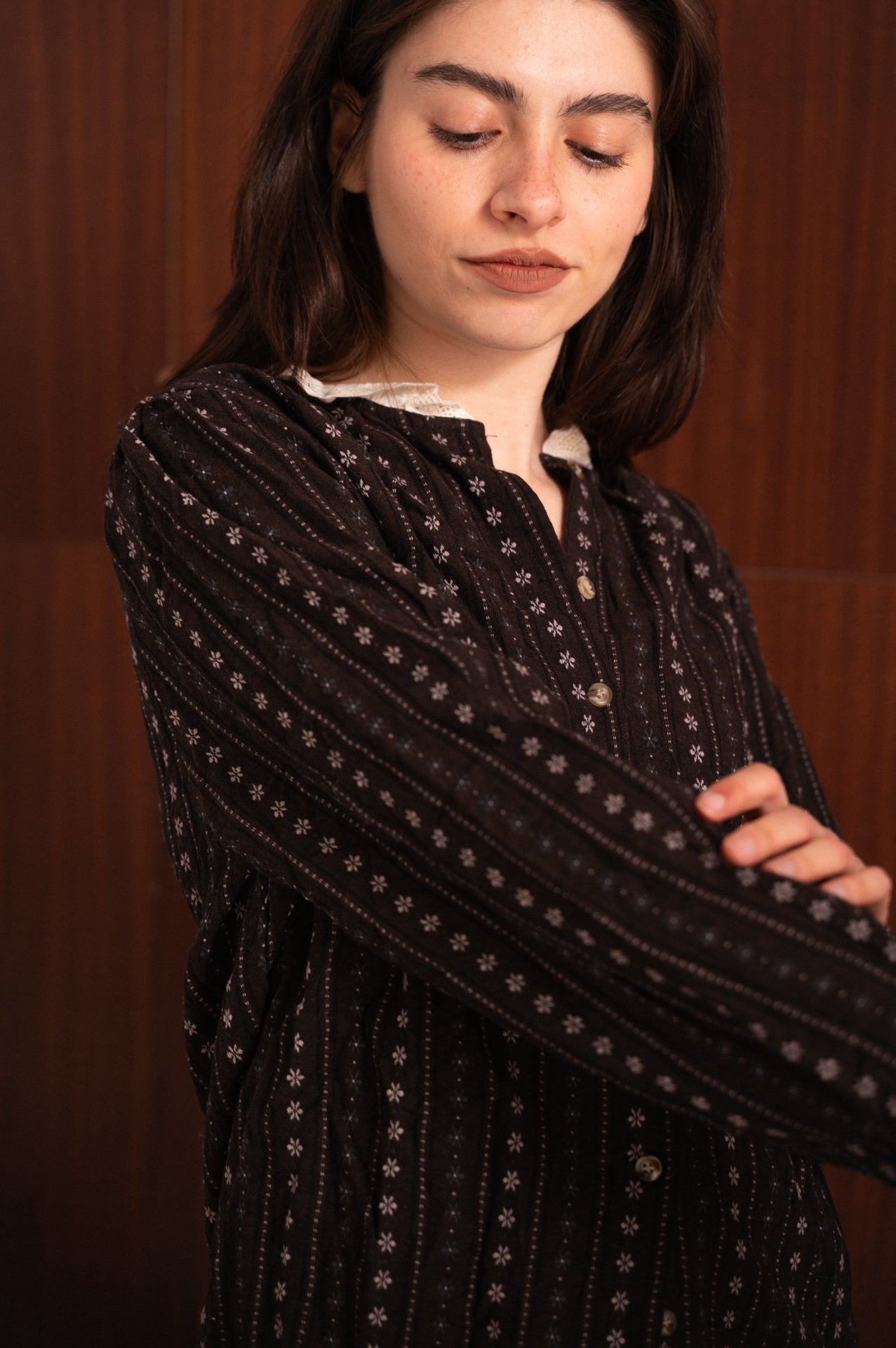 Camicia marrone donna con ricami delicati e colletto romantico