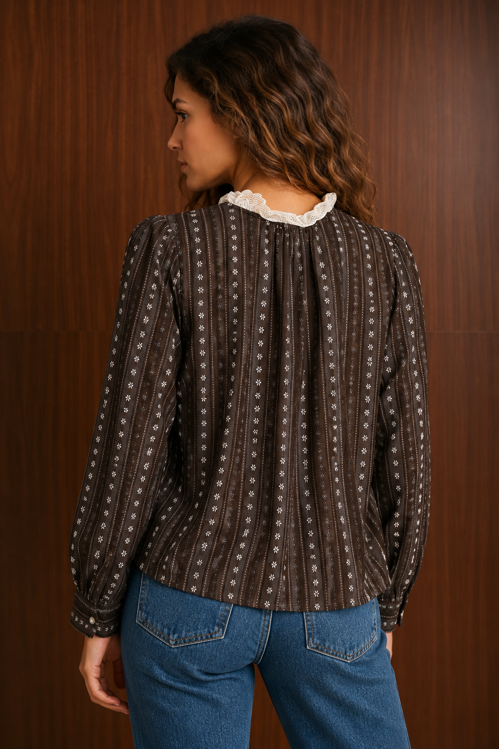 Camicia donna color caffè in 100% cotone con ricami floreali e colletto in pizzo macramè