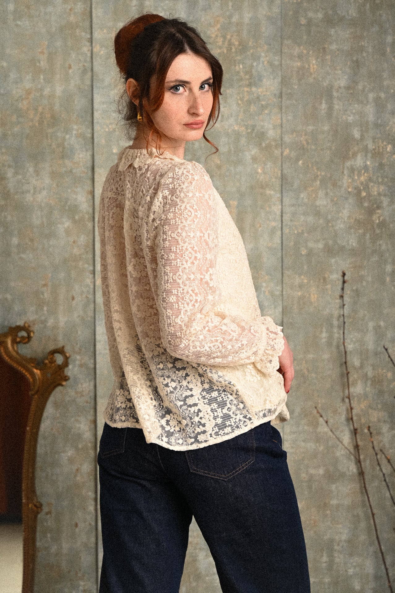 Camicia in pizzo avorio con colletto smerlato e bottoni