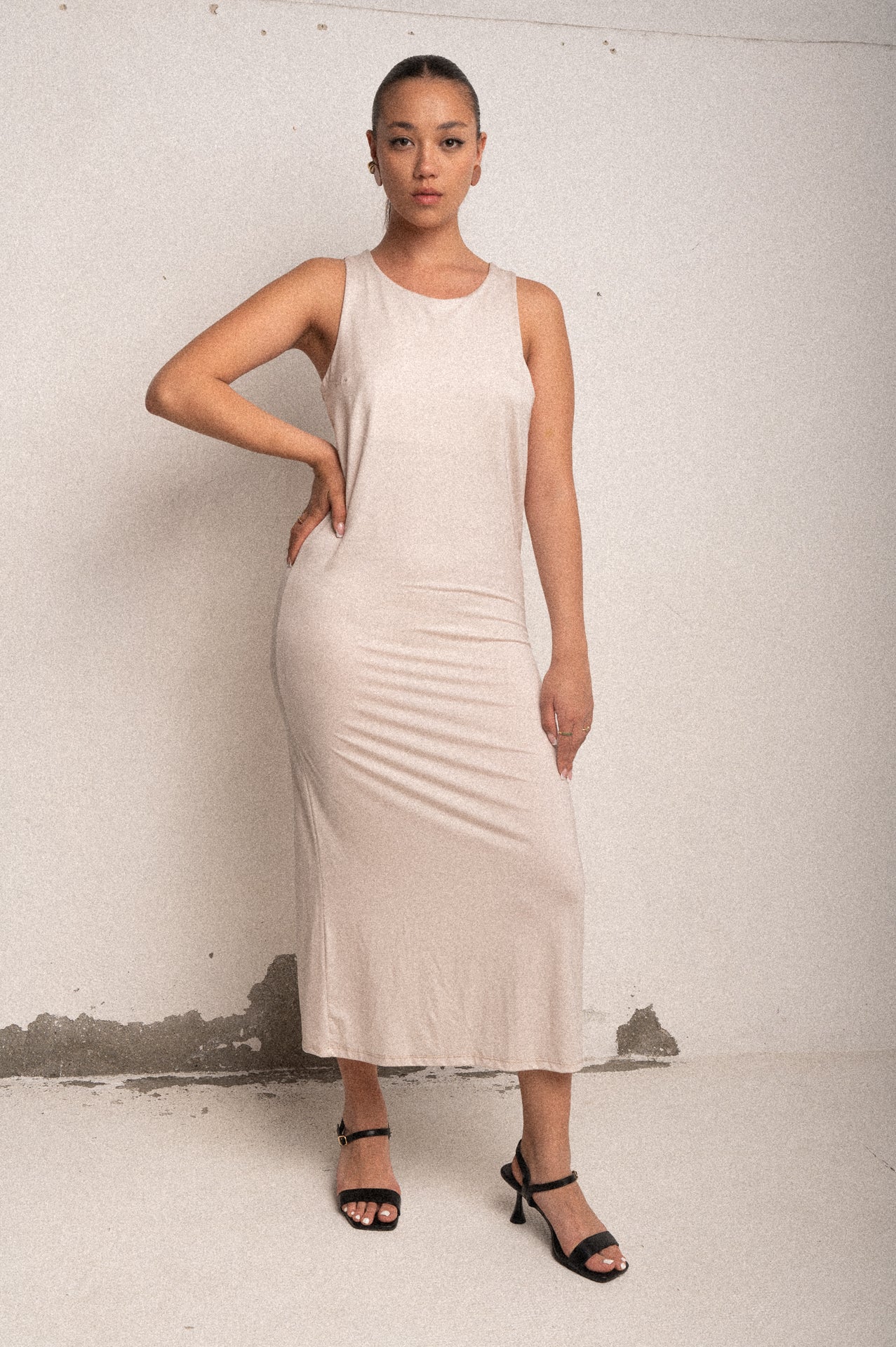 Abito beige aderente