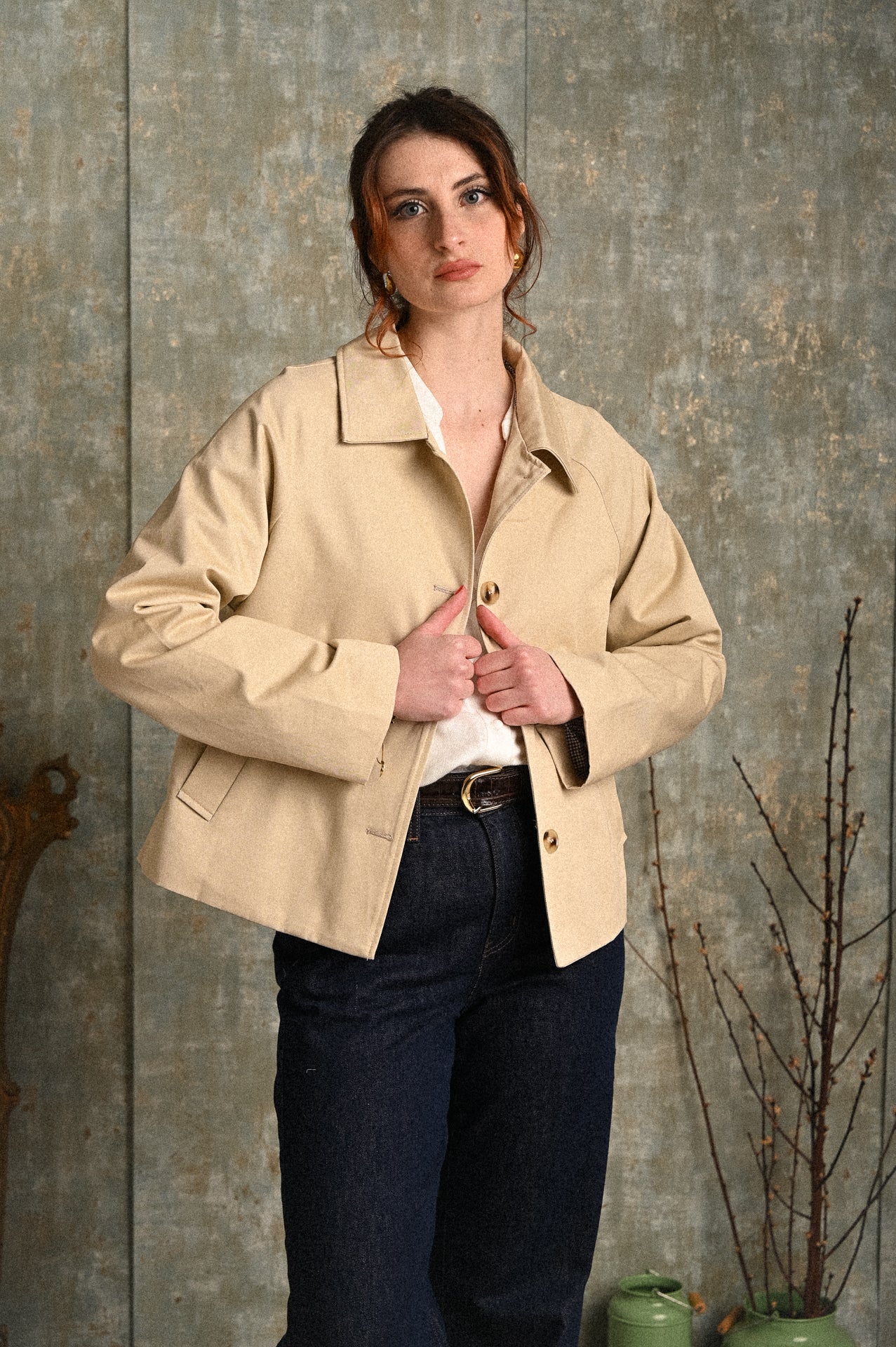 Trench castagno corto beige donna in cotone con manica raglan