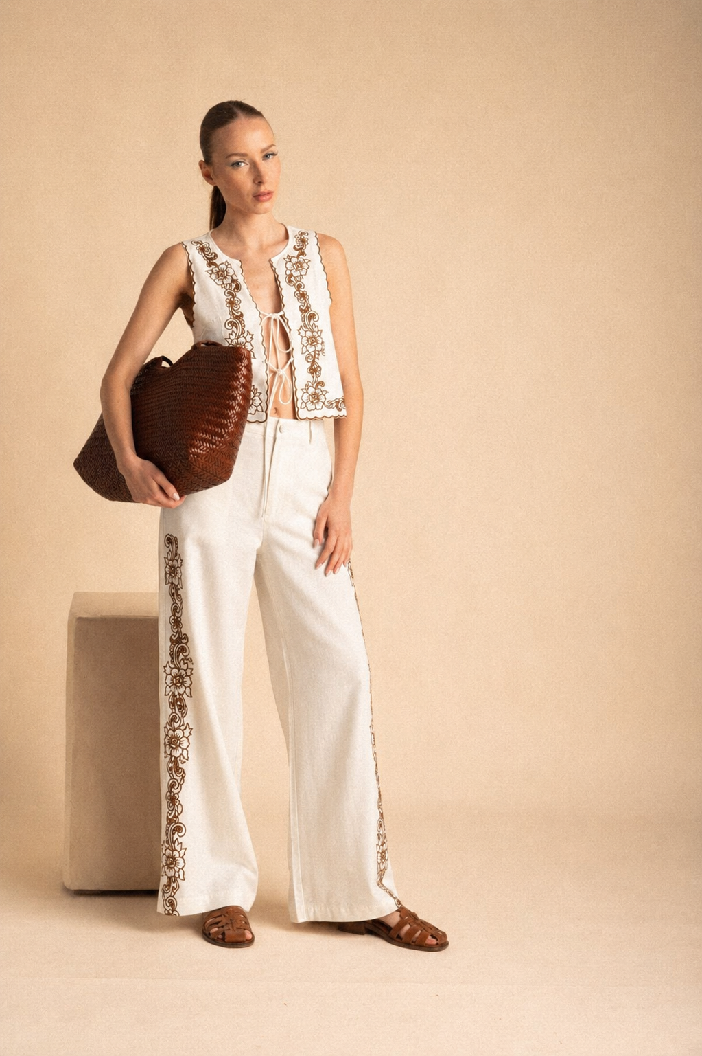 Completo Donna Safran con Gilet Ricamato e Pantalone Palazzo