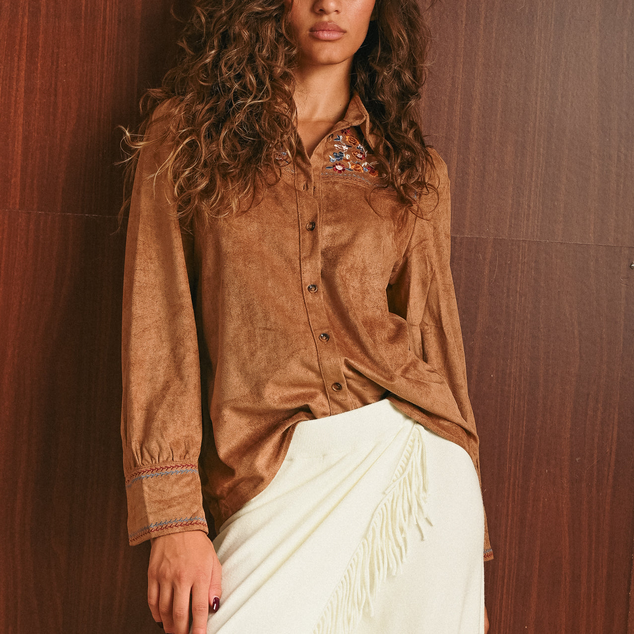 Camicia donna effetto suede color cammello con ricami floreali