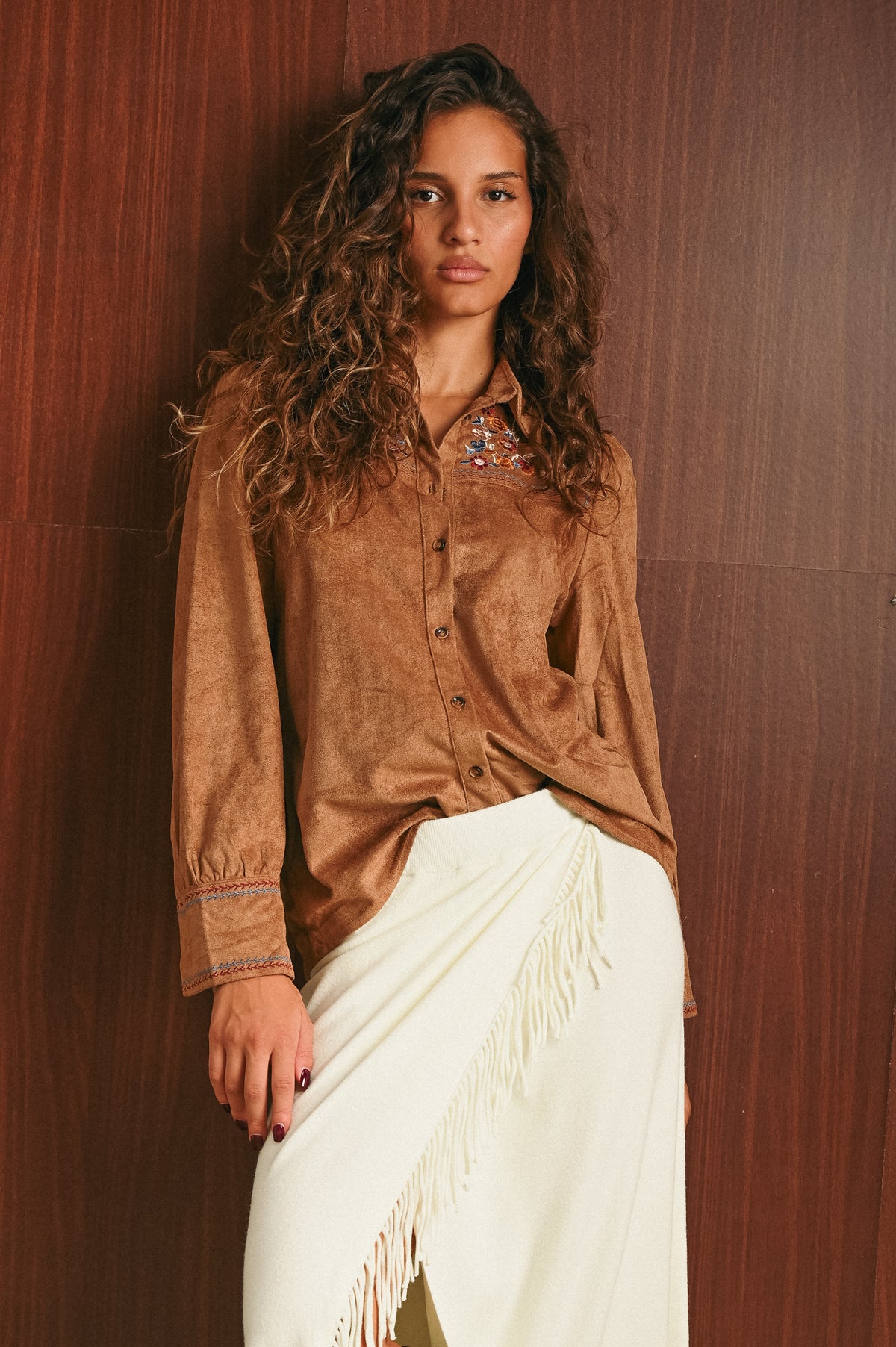 Camicia donna effetto suede color cammello con ricami floreali