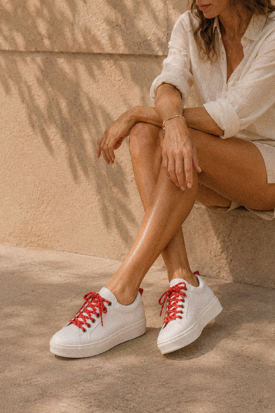 Sneakers in pelle bianca con lacci colorati
