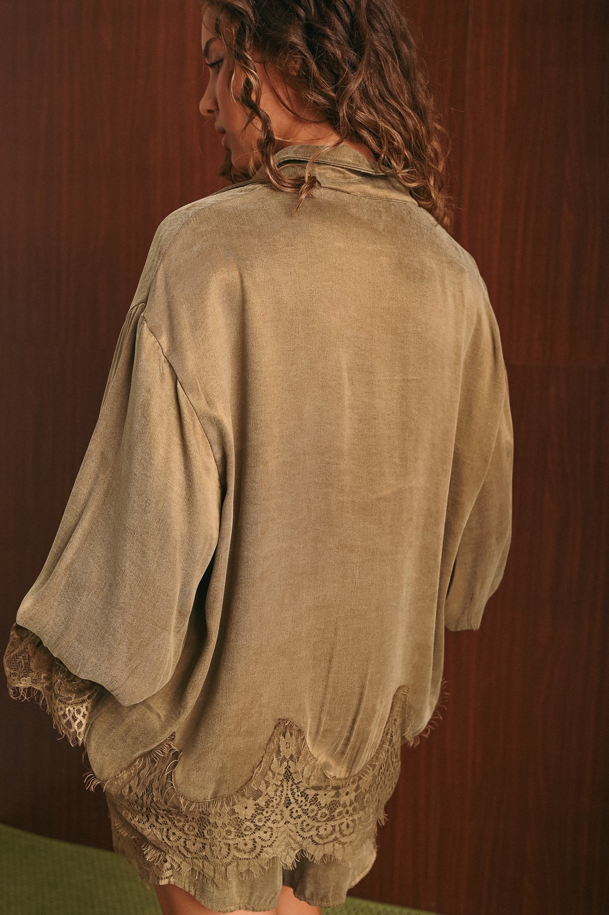 Completo donna camicia oversize e shorts con pizzo