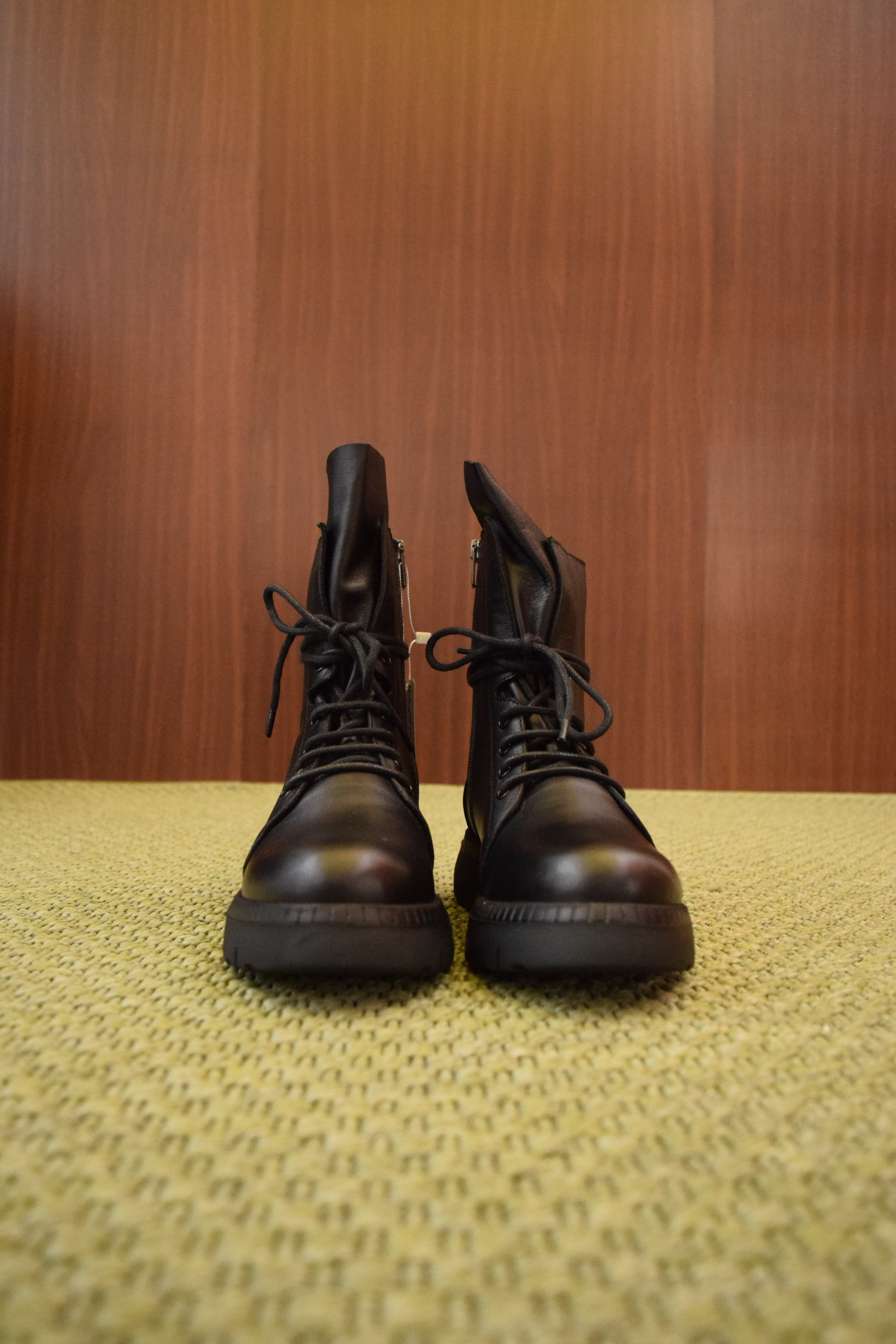 Stivaletti Donna Combat Boots in Vera Pelle nera con Suola Chunky