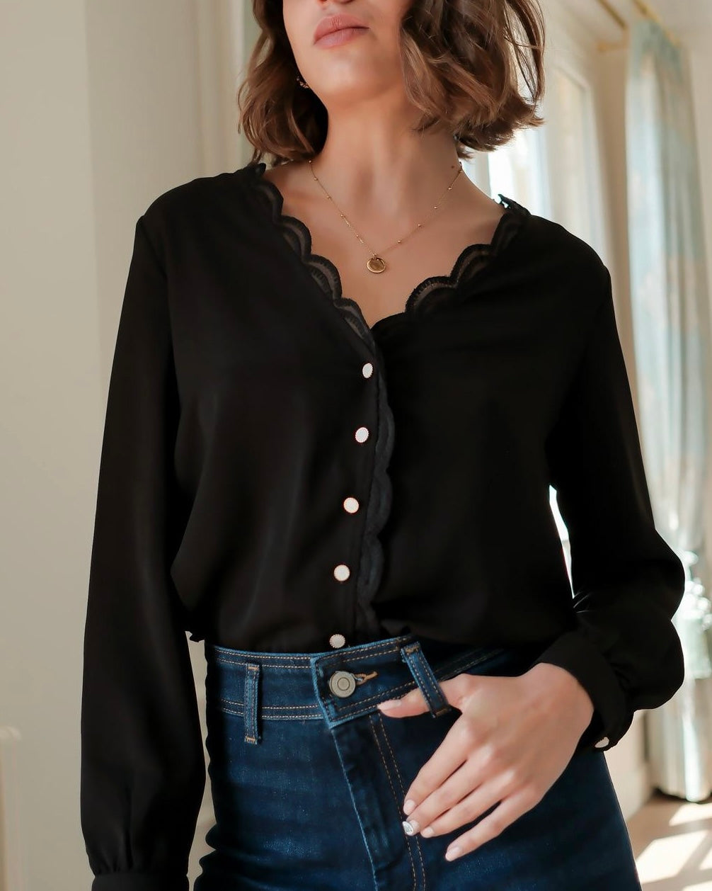 Blusa nera con ricami