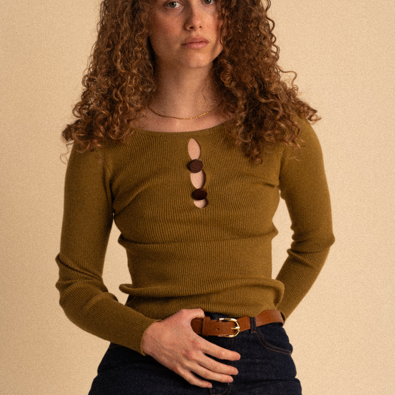 Maglia Donna a Coste Verde Oliva con Cut-Out e Bottoni – Manica Lunga
