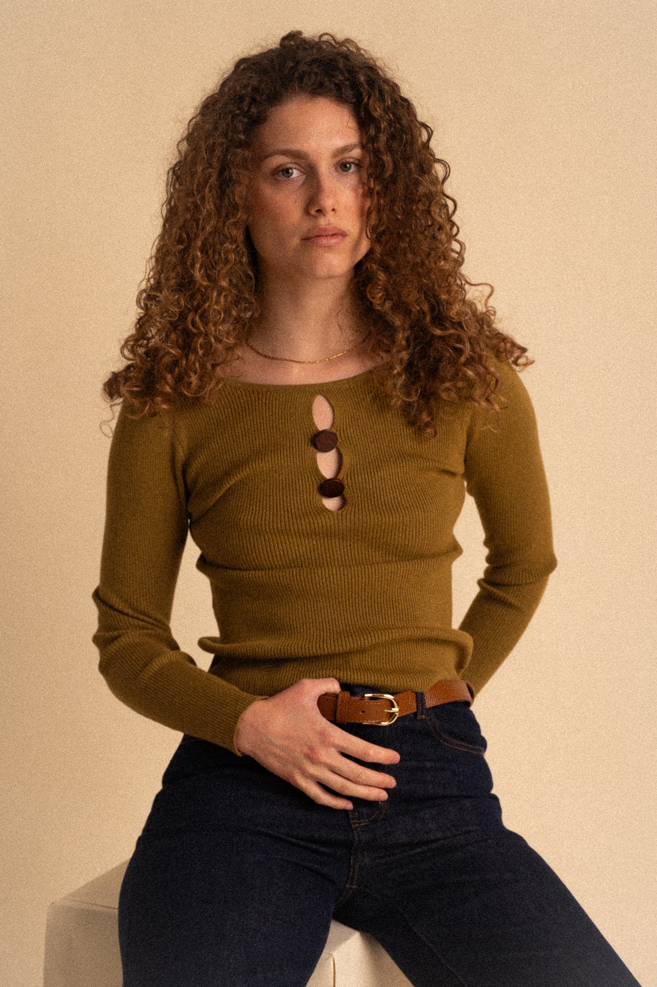 Maglia Donna a Coste Verde Oliva con Cut-Out e Bottoni – Manica Lunga