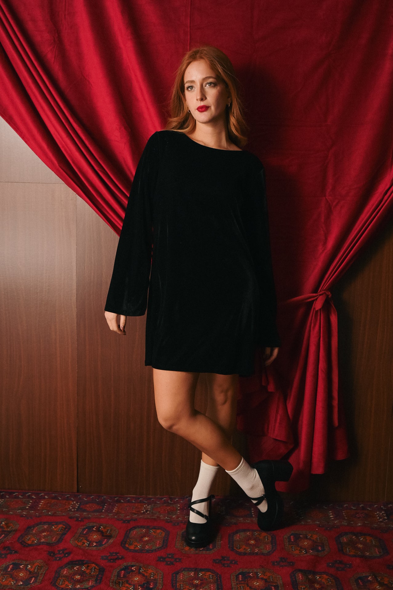 Abito nero in velluto con fiocco