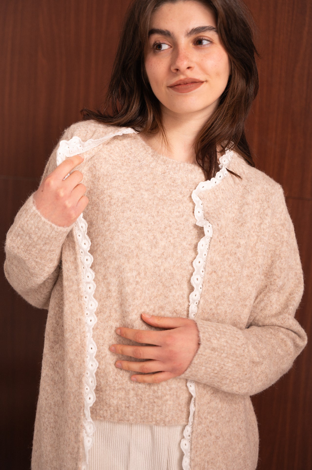 Maglia cardigan donna color sabbia con profili in pizzo