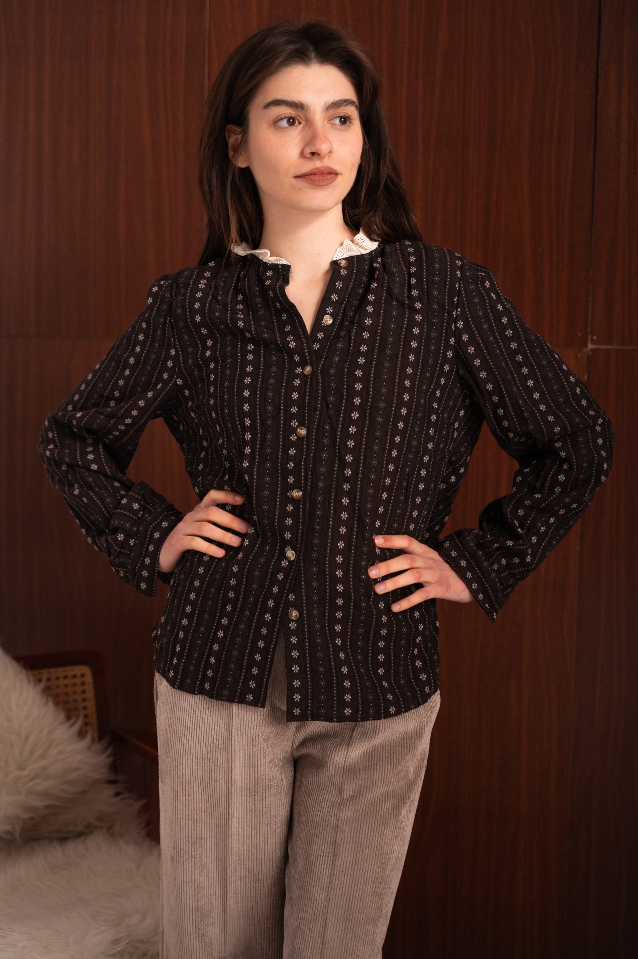 Camicia marrone donna con ricami delicati e colletto romantico