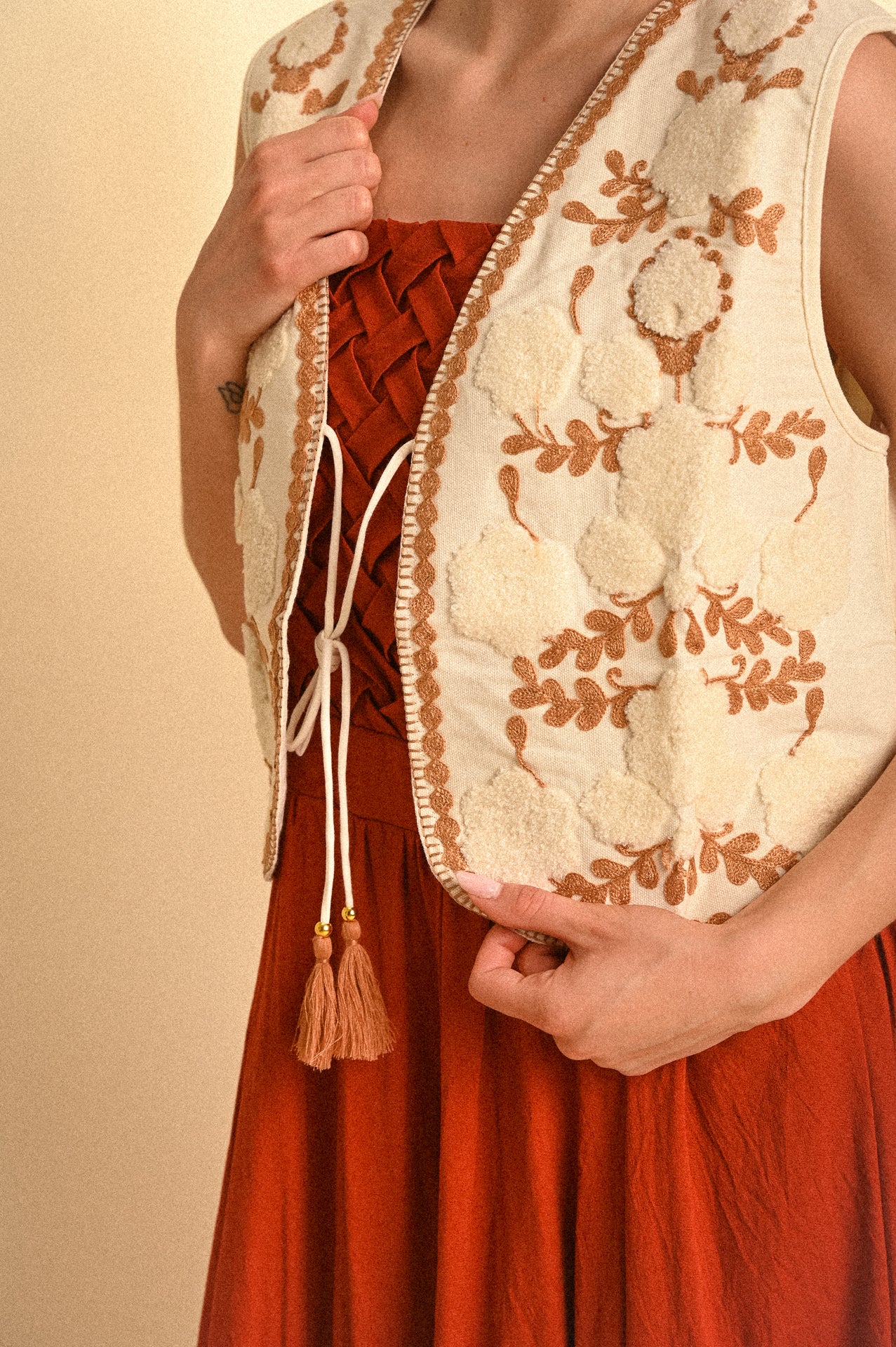 Gilet Marrakech Ricamato in Cotone con Cordino e Nappine
