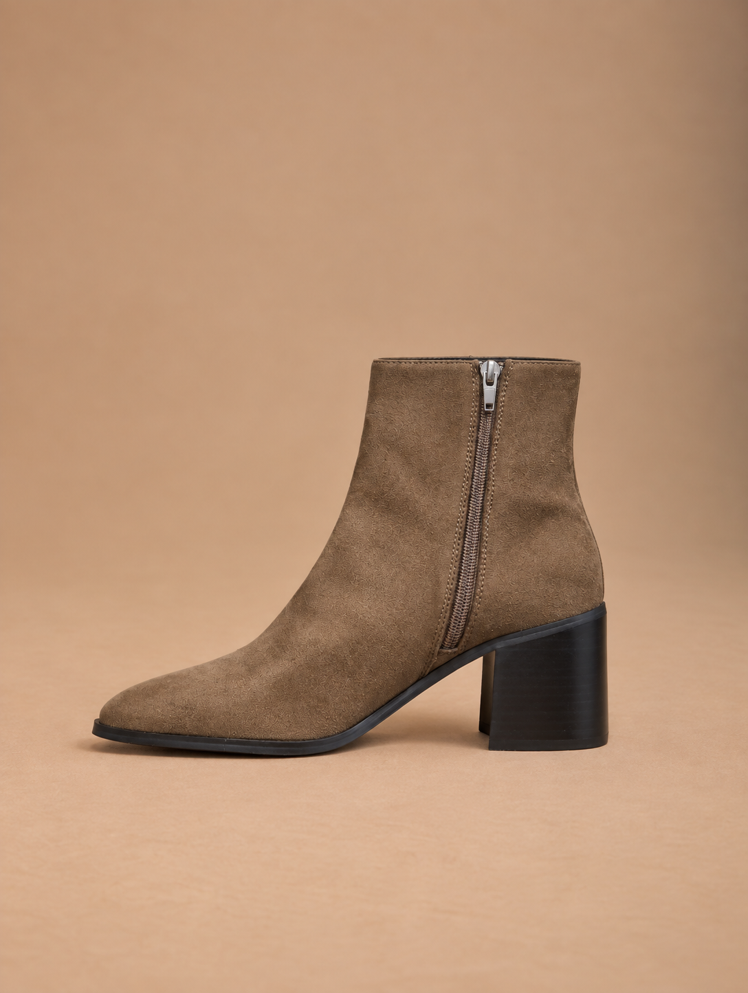 Stivaletto ankle boot in taupe camoscio con tacco