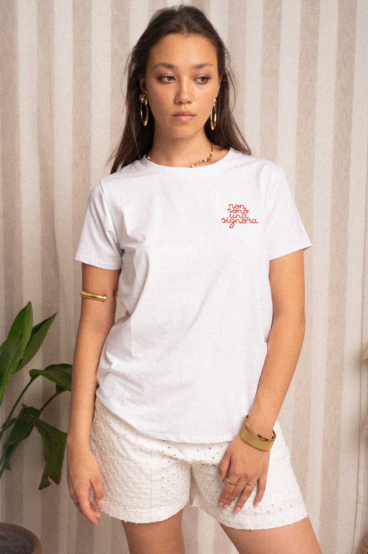 T-shirt bianca con scritta ricamata