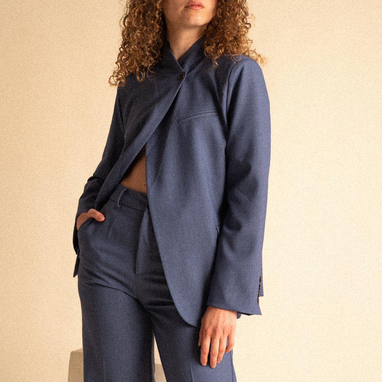 Blazer Donna Blu Polvere con Chiusura Asimmetrica