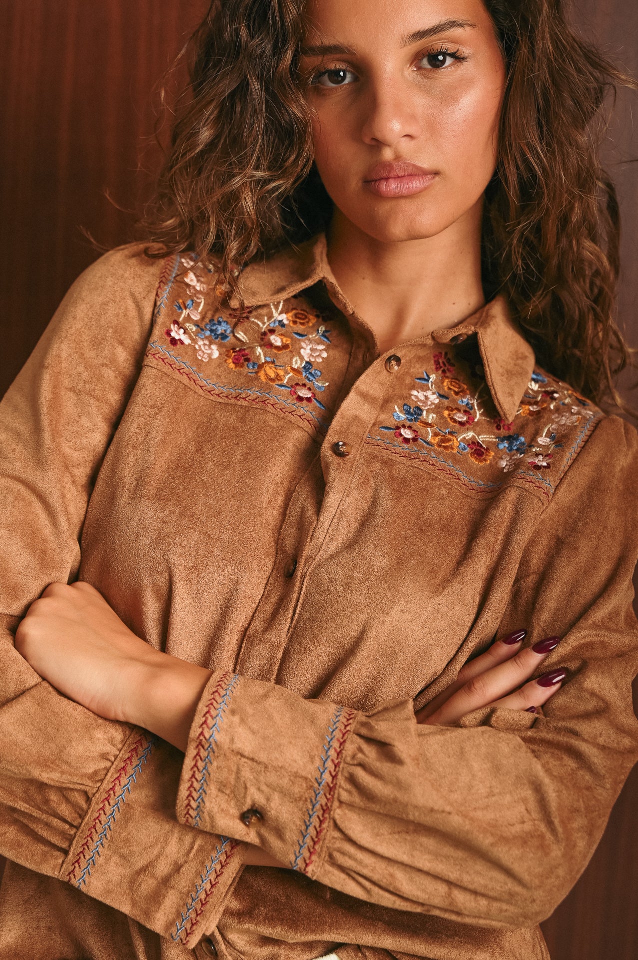 Camicia donna effetto suede color cammello con ricami floreali