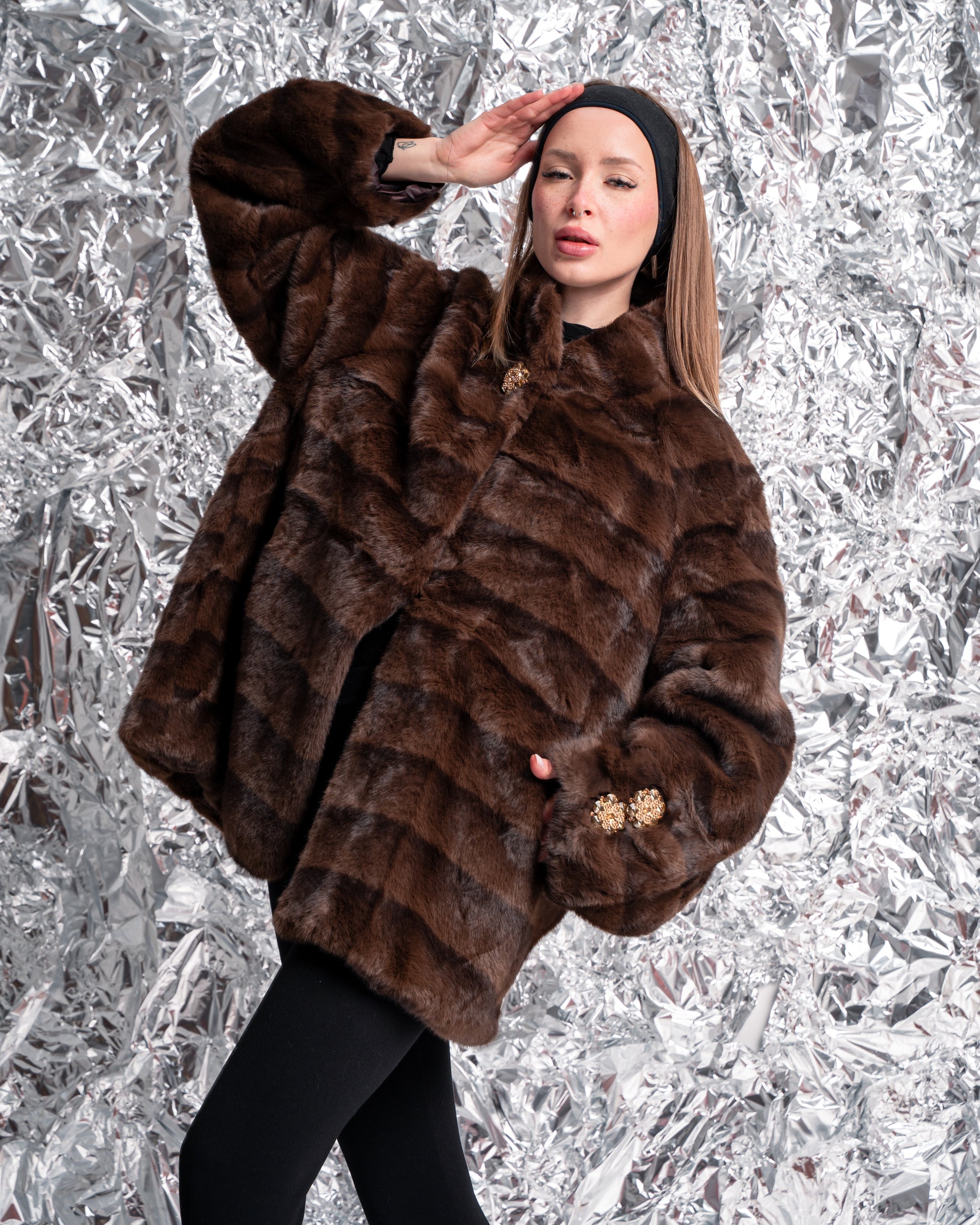 Pelliccia Ecologica Marrone con Dettagli Gioiello – Finta Pelliccia Donna con Tasche