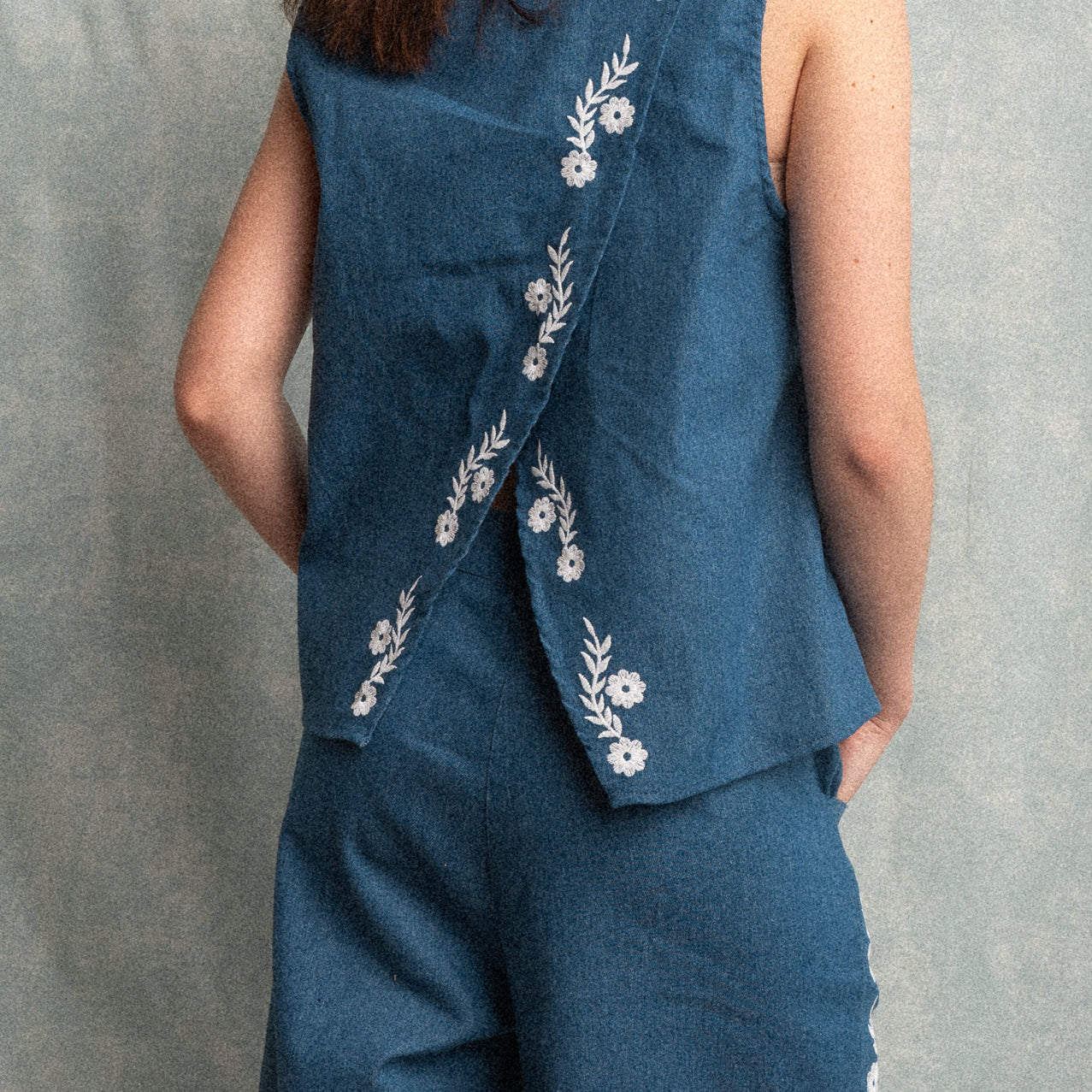 Gilet denim con ricami